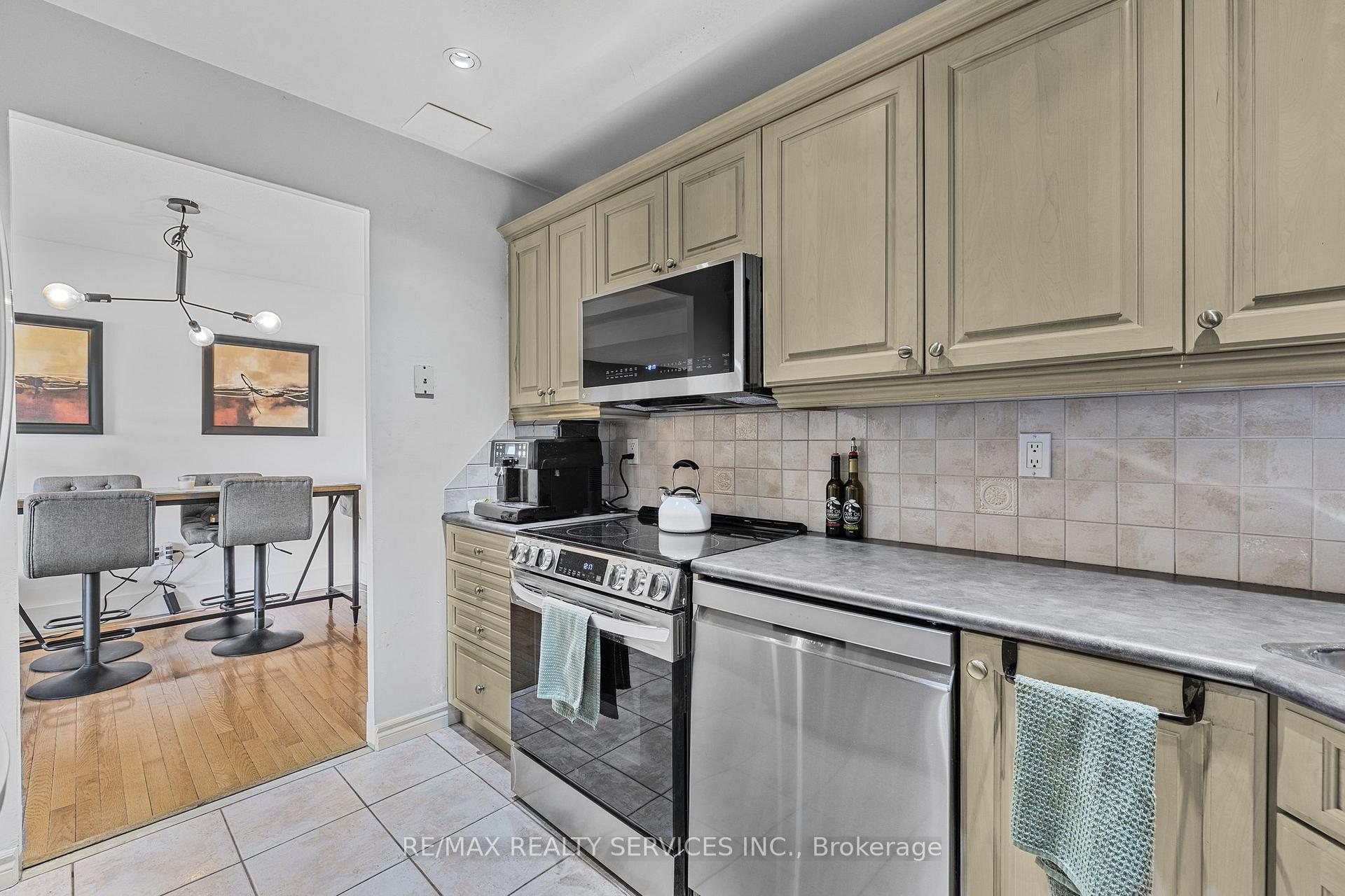 2 Bedrooms Condo at 15 Elizabeth, Mississauga For sale