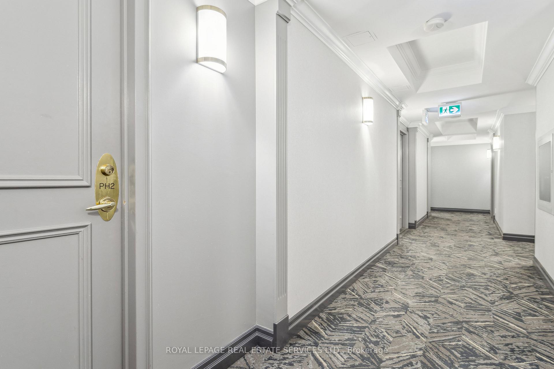 2 Bedrooms Condo at 40 Old Mill, Oakville For sale