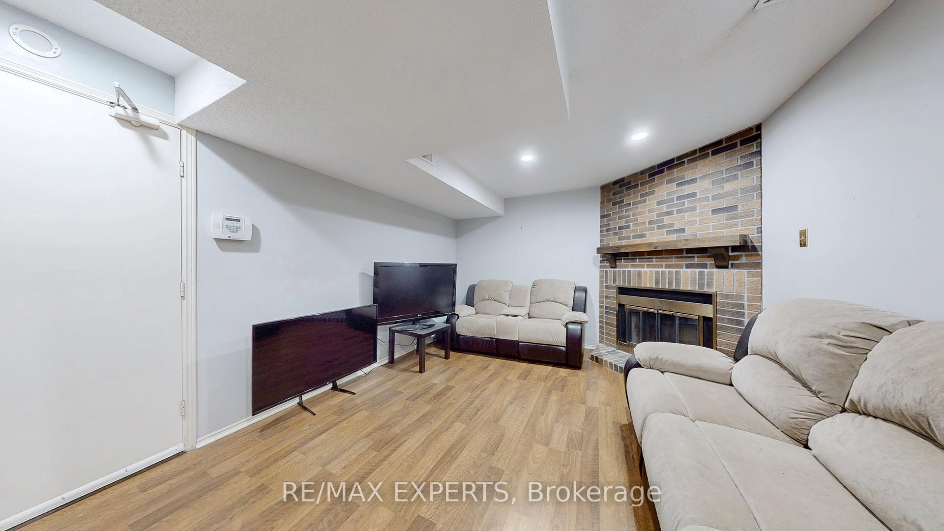 3 Bedrooms Condo at 43 Tamarack, Toronto For sale