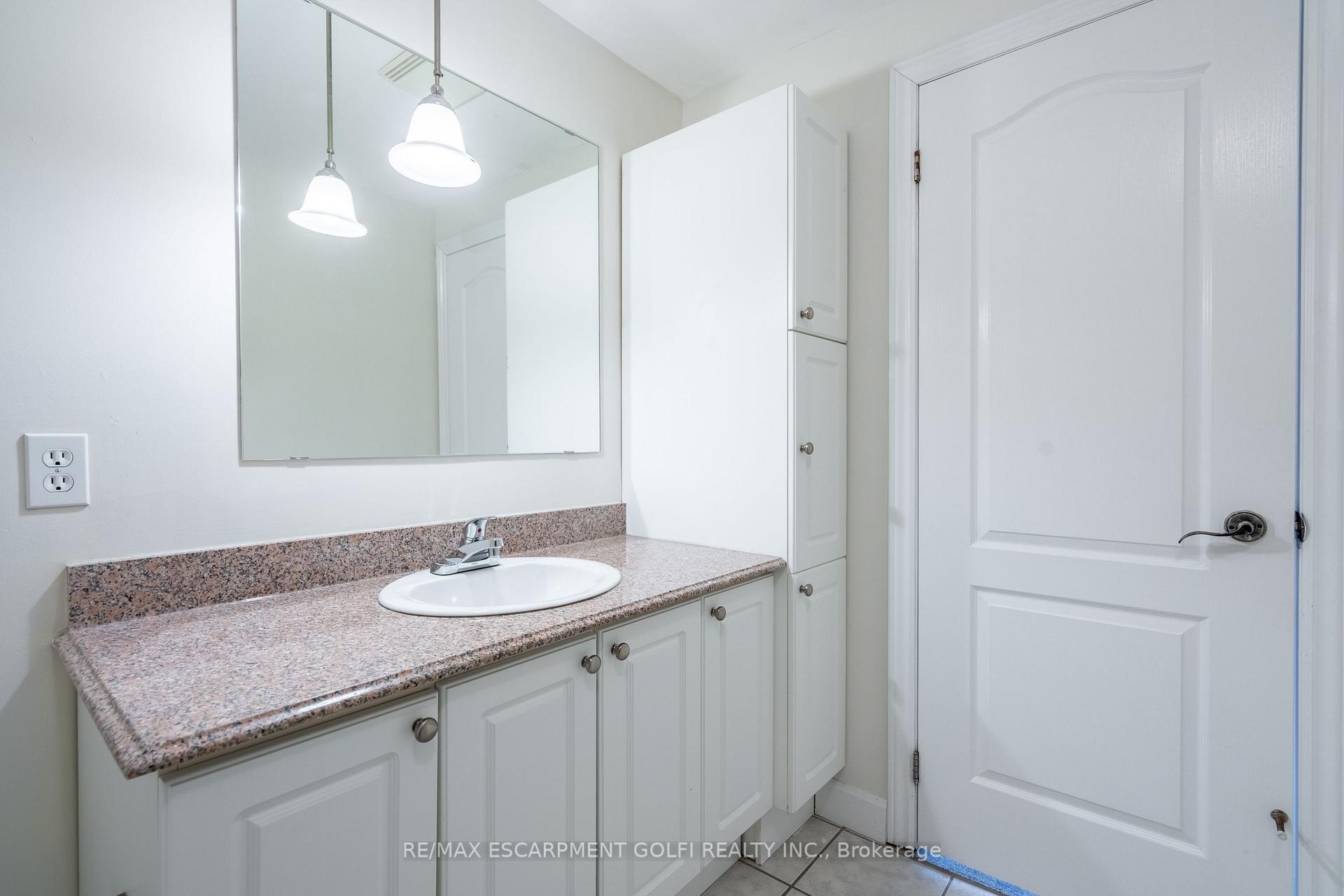 2 Bedrooms Condo at 135 James, Hamilton For sale