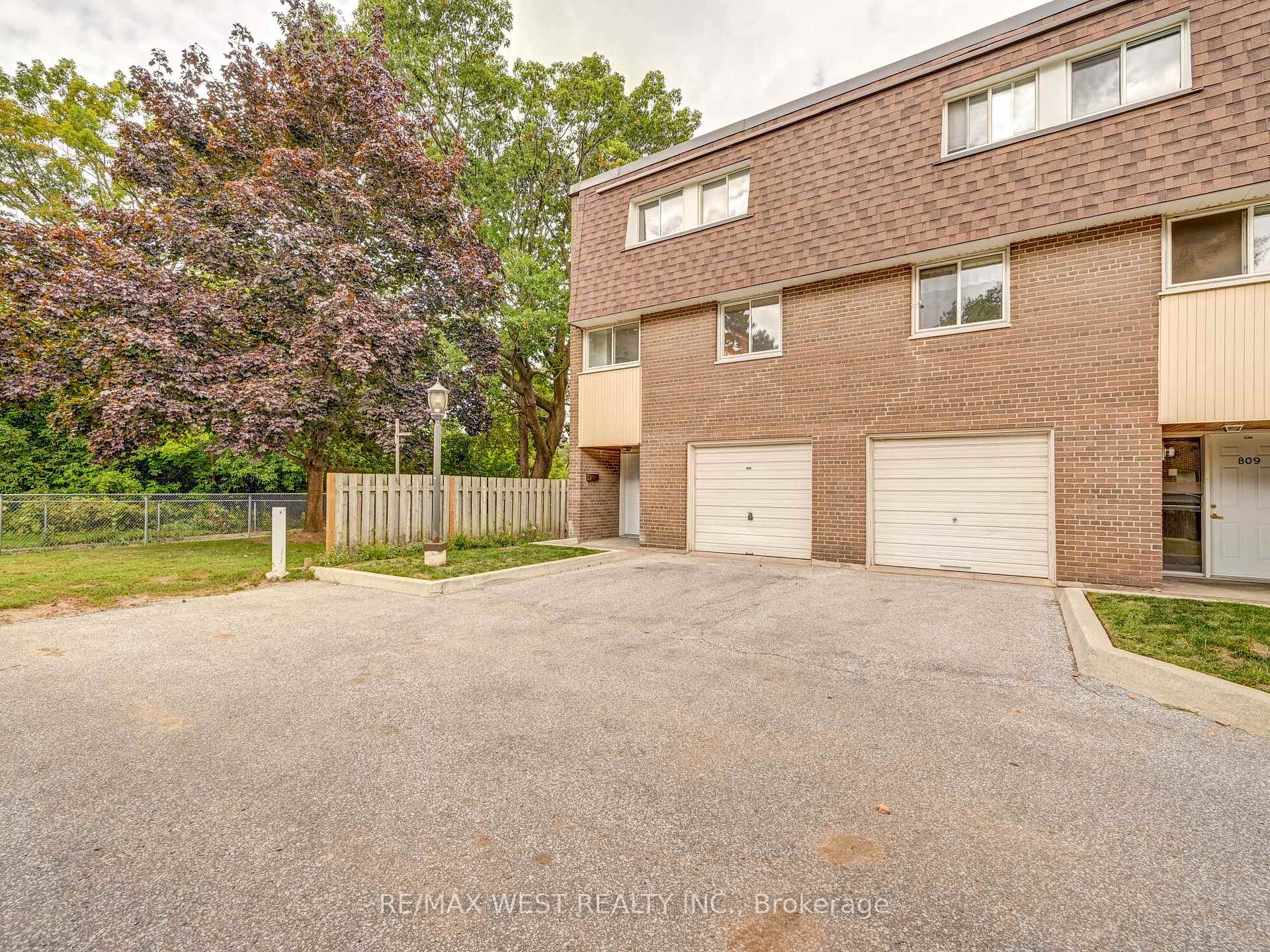 3 Bedrooms Condo at 22 Tandridge, Toronto For sale