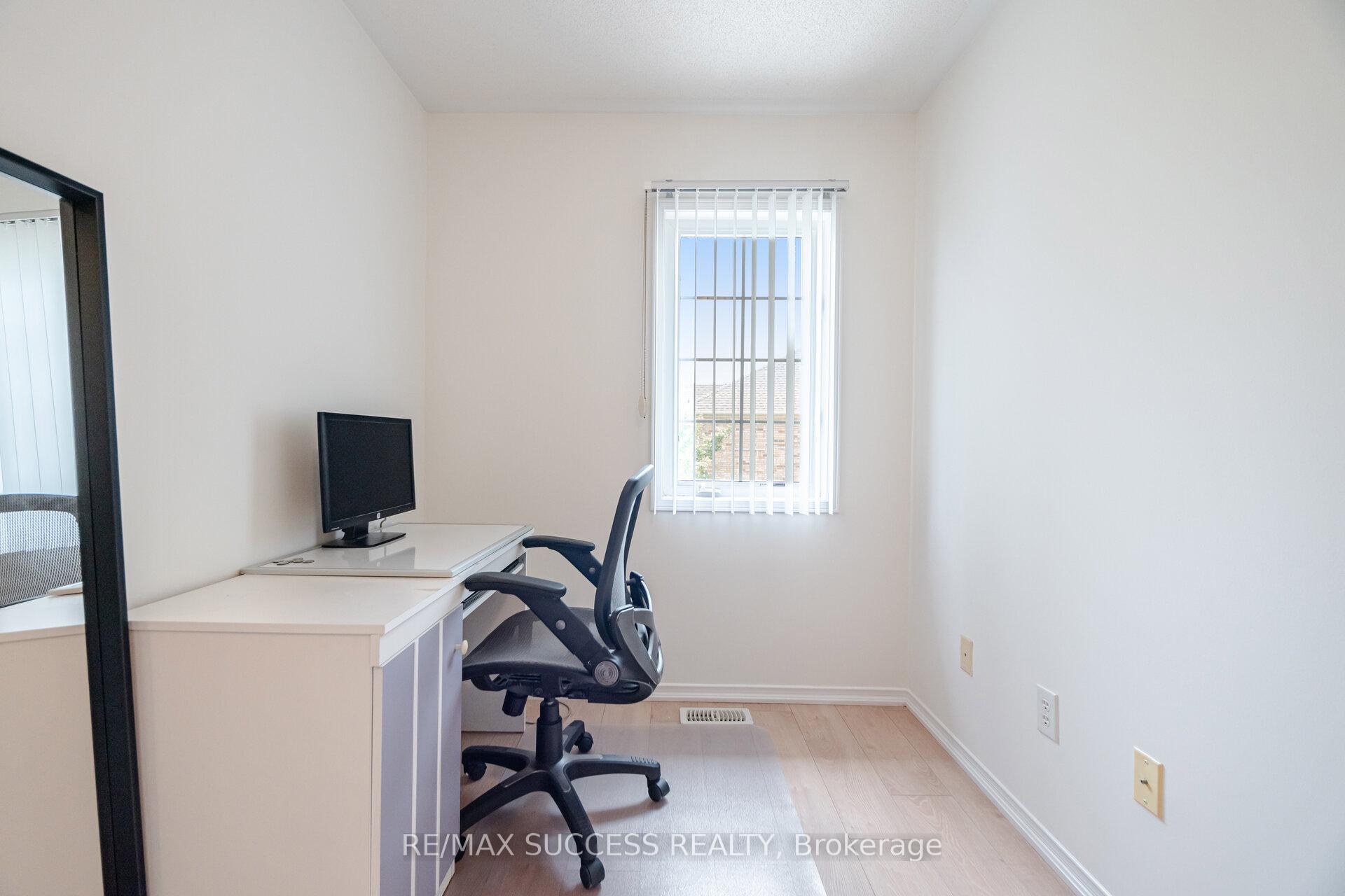 3 Bedrooms Condo at 5255 Palmetto, Mississauga For sale