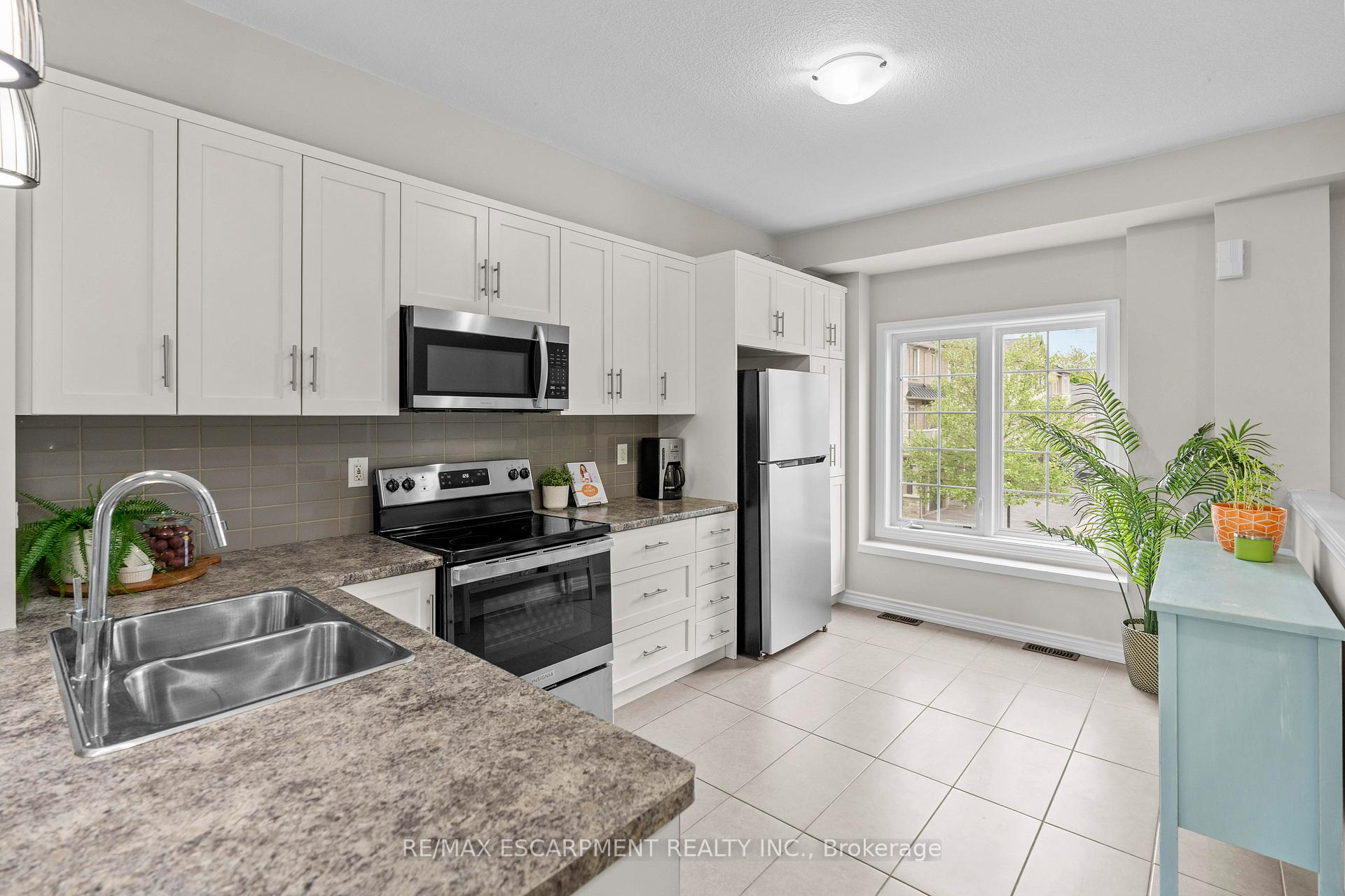 3 Bedrooms Condo at 215 Dundas, Hamilton For sale