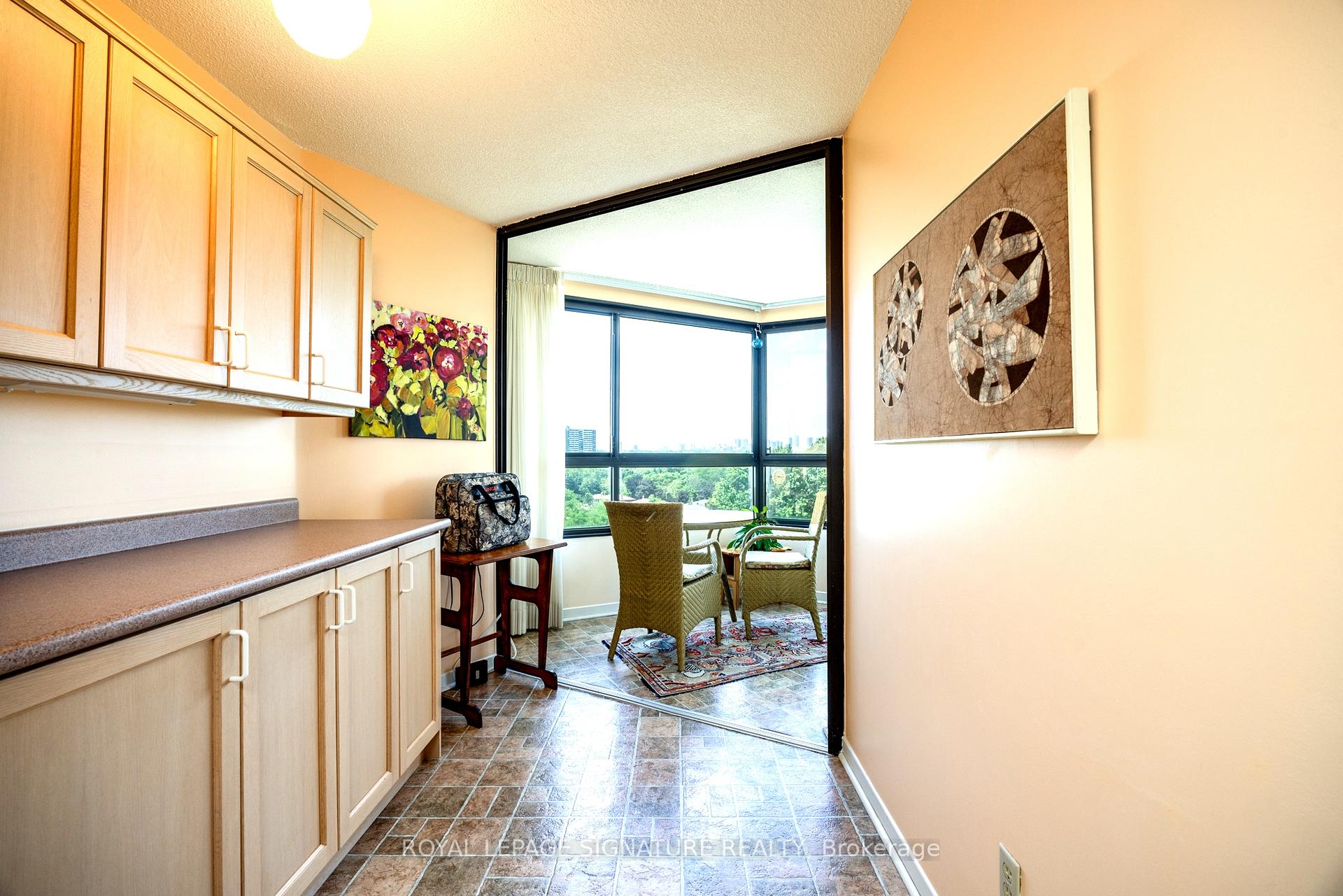 3 Bedrooms Condo at 1300 Bloor, Mississauga For sale