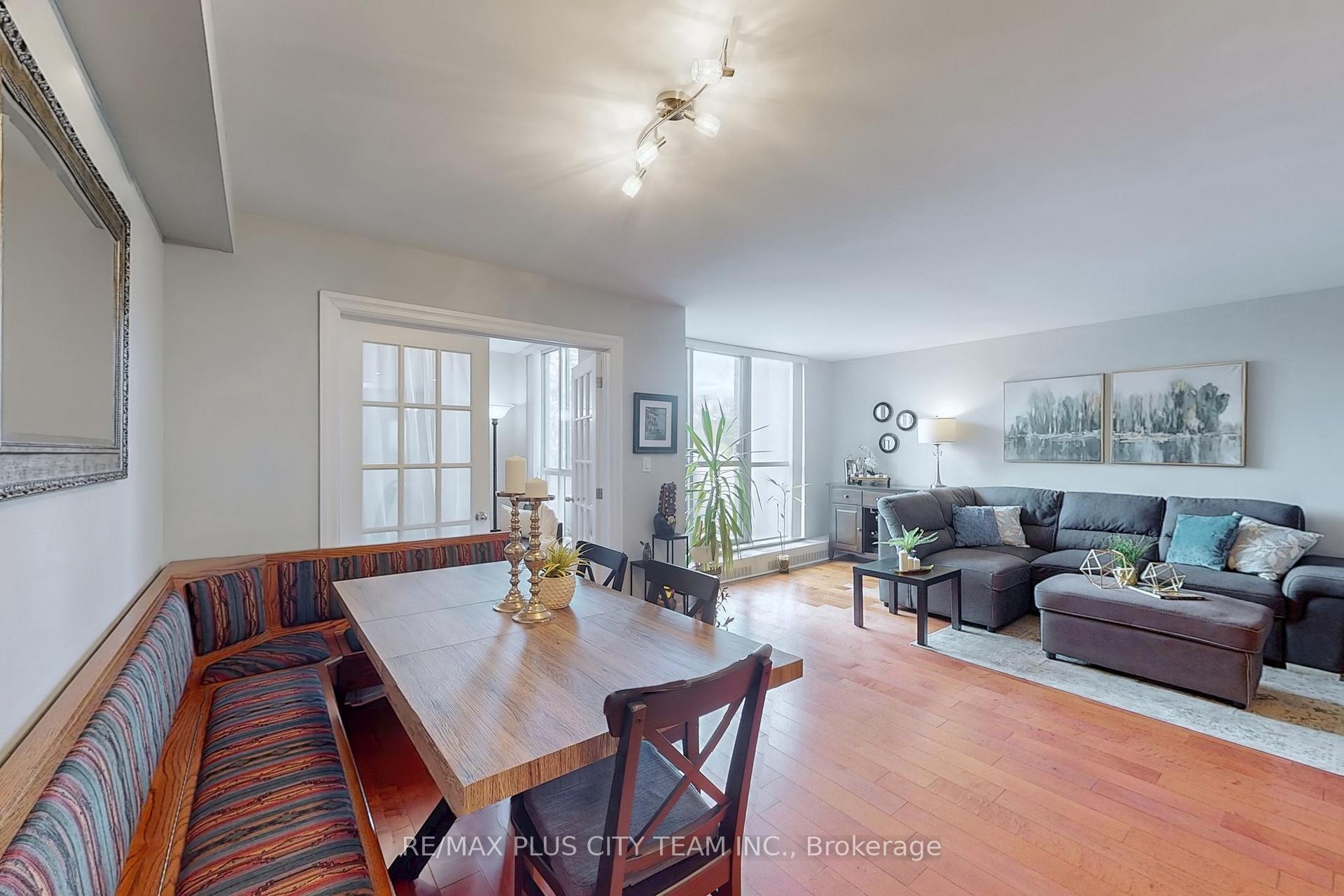 4 Bedrooms Condo at 35 Ormskirk, Toronto For sale