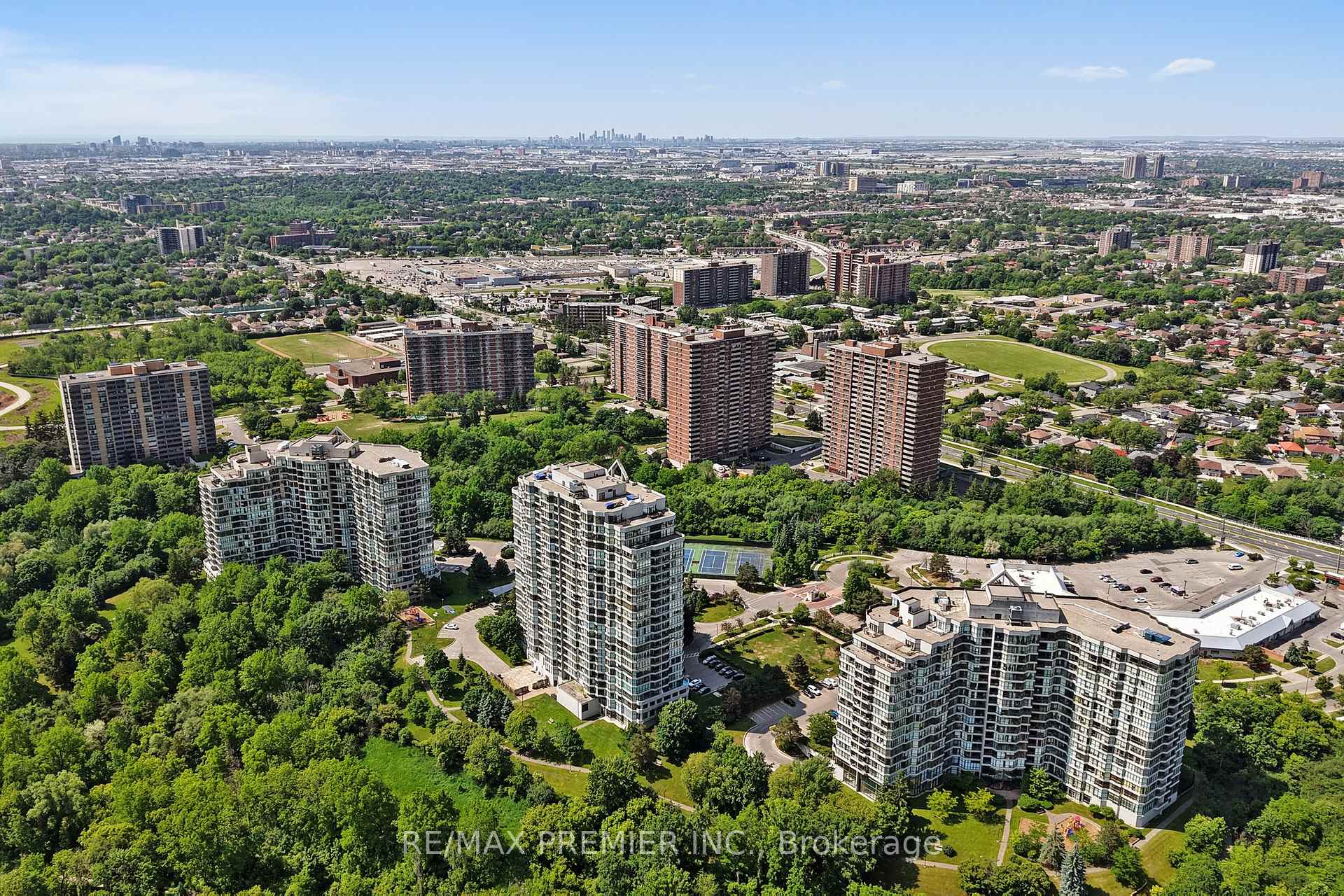 3 Bedrooms Condo at 1 Rowntree, Toronto For sale