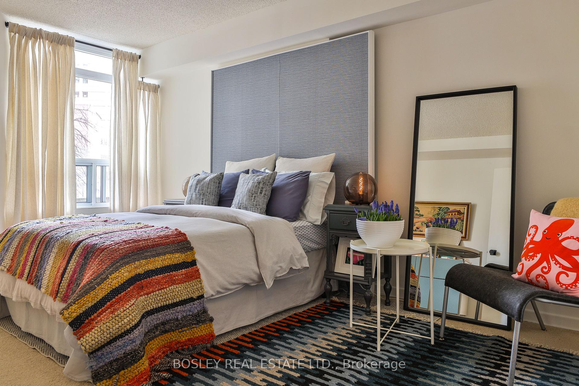 2 Bedrooms Condo at 25 Maitland, Toronto For sale