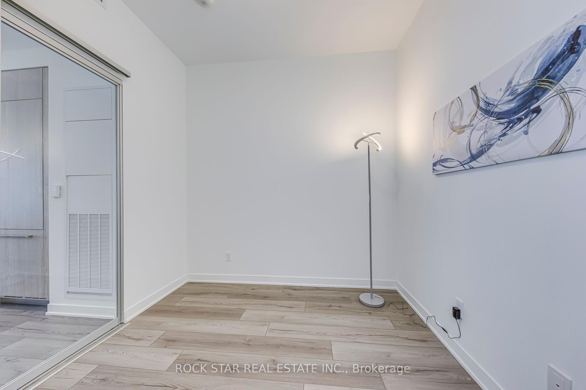 2 Bedrooms Condo at 405 Dundas,  Oakville For sale