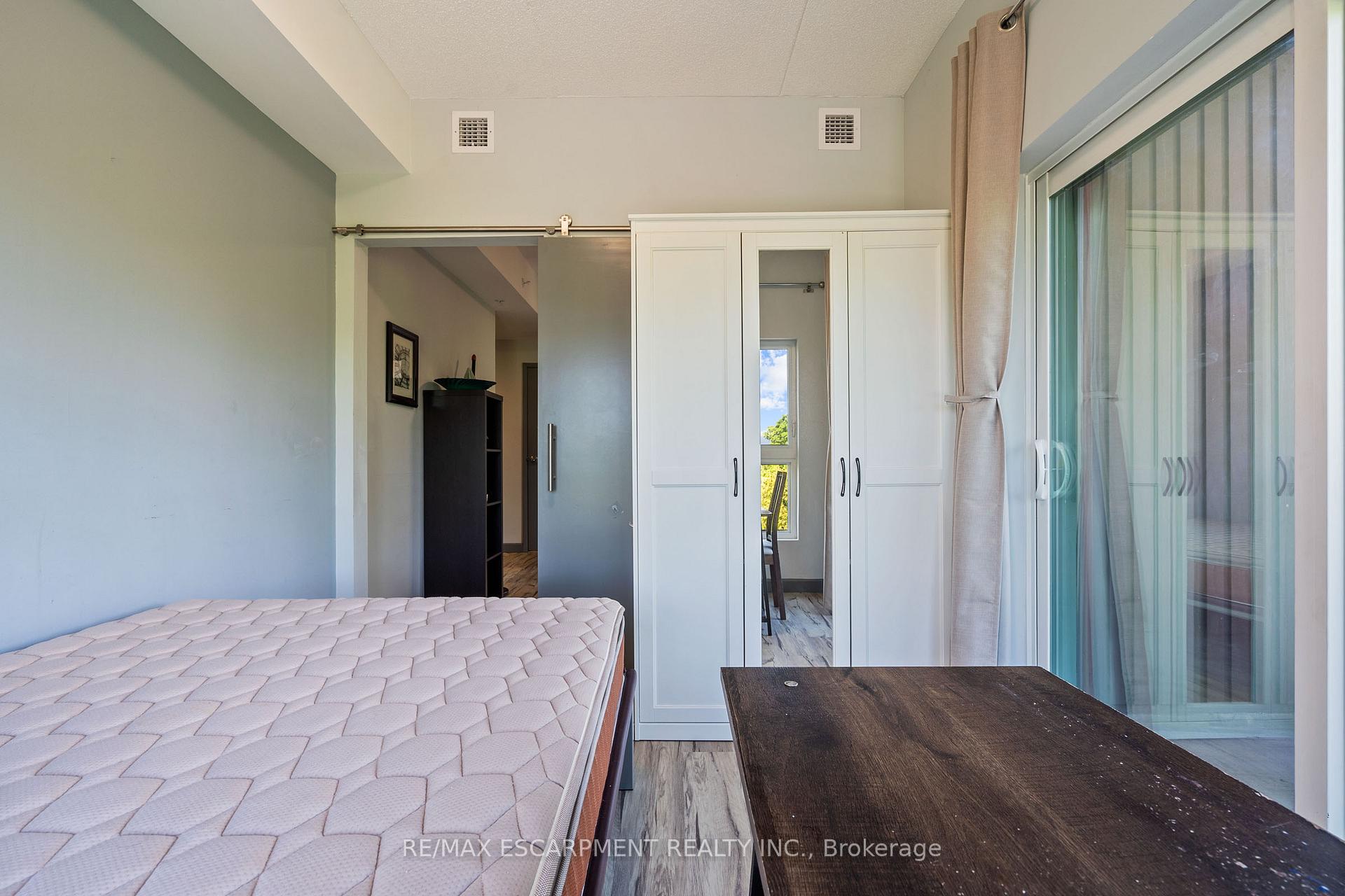 2 Bedrooms Condo at 77 LELAND, Hamilton For sale