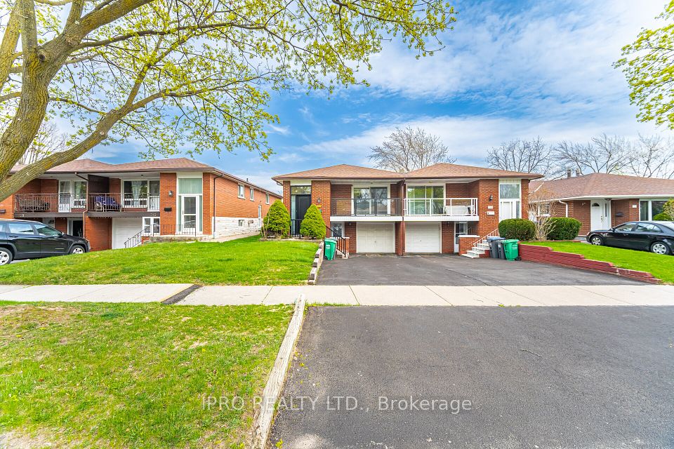 717 Green Meadow Crescent, Mississauga, ON L5A 2V3