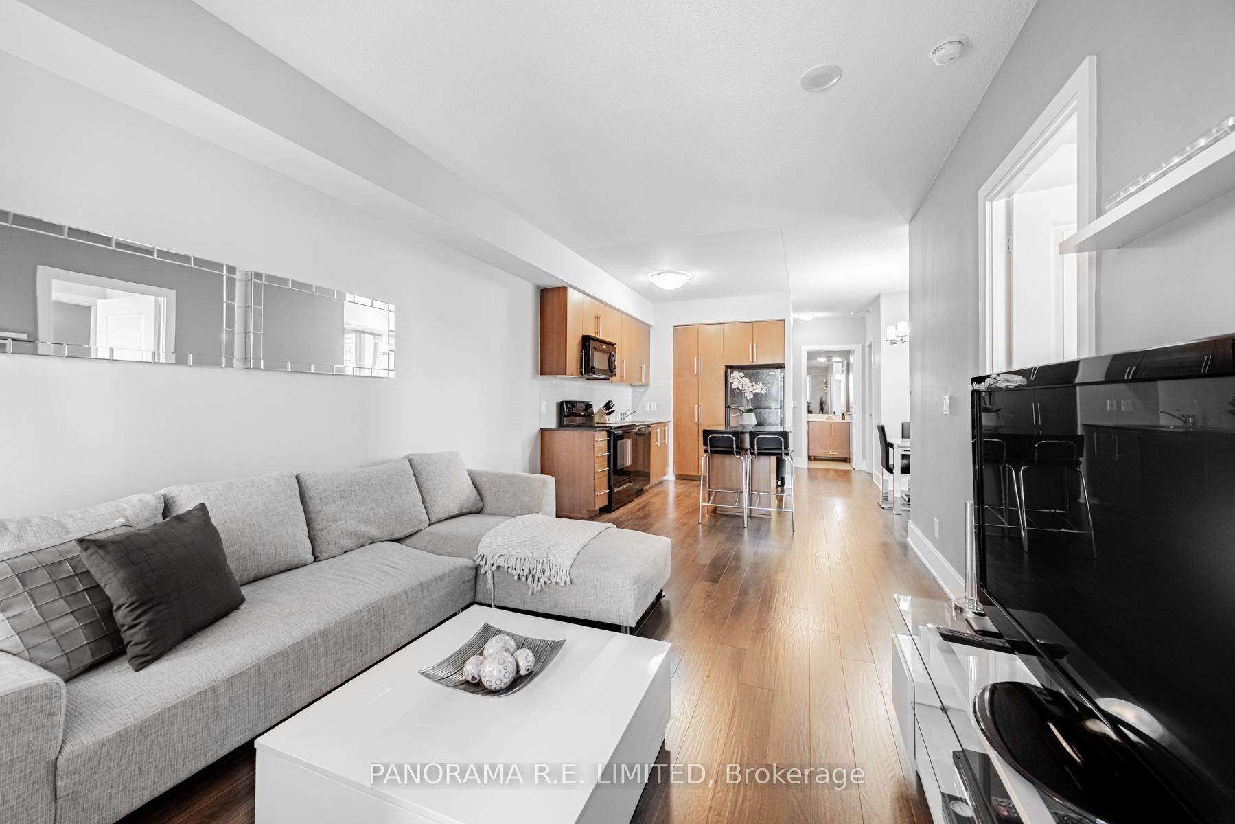 3 Bedrooms Condo at 330 Burnhamthorpe, Mississauga For sale