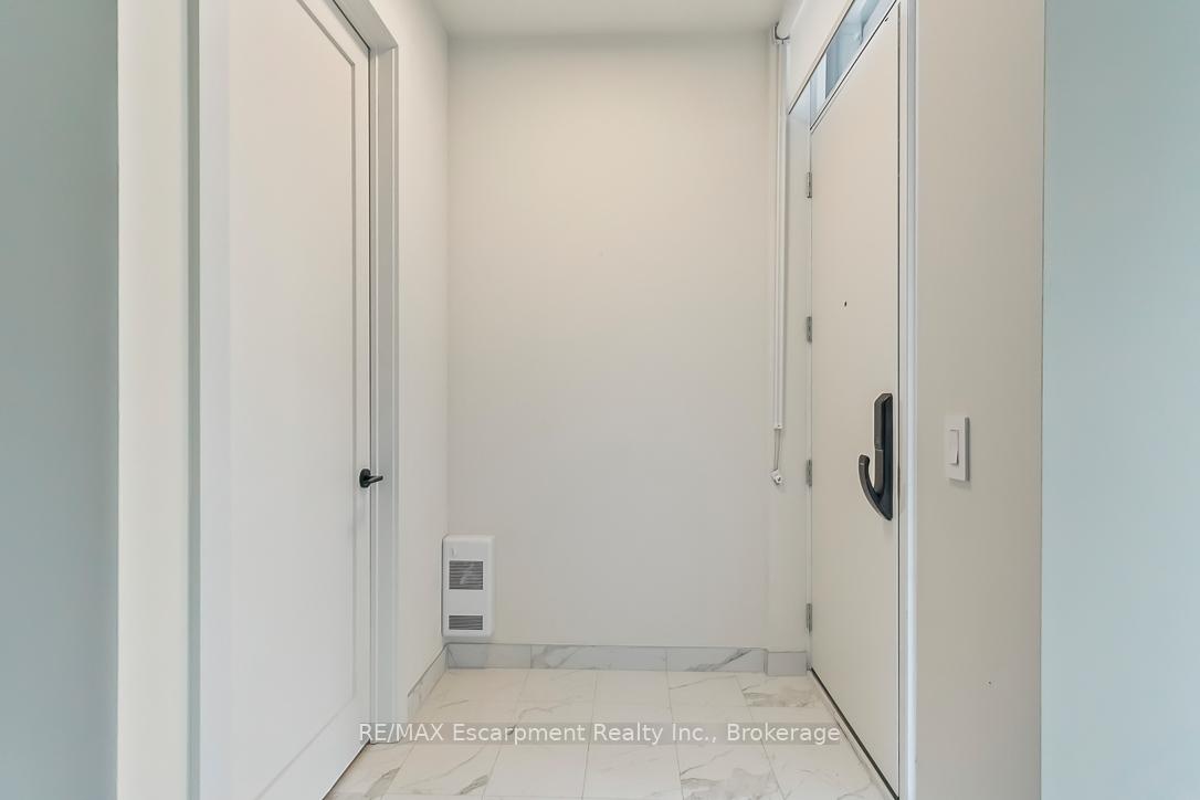 3 Bedrooms Condo at 123 Maurice, Oakville For sale