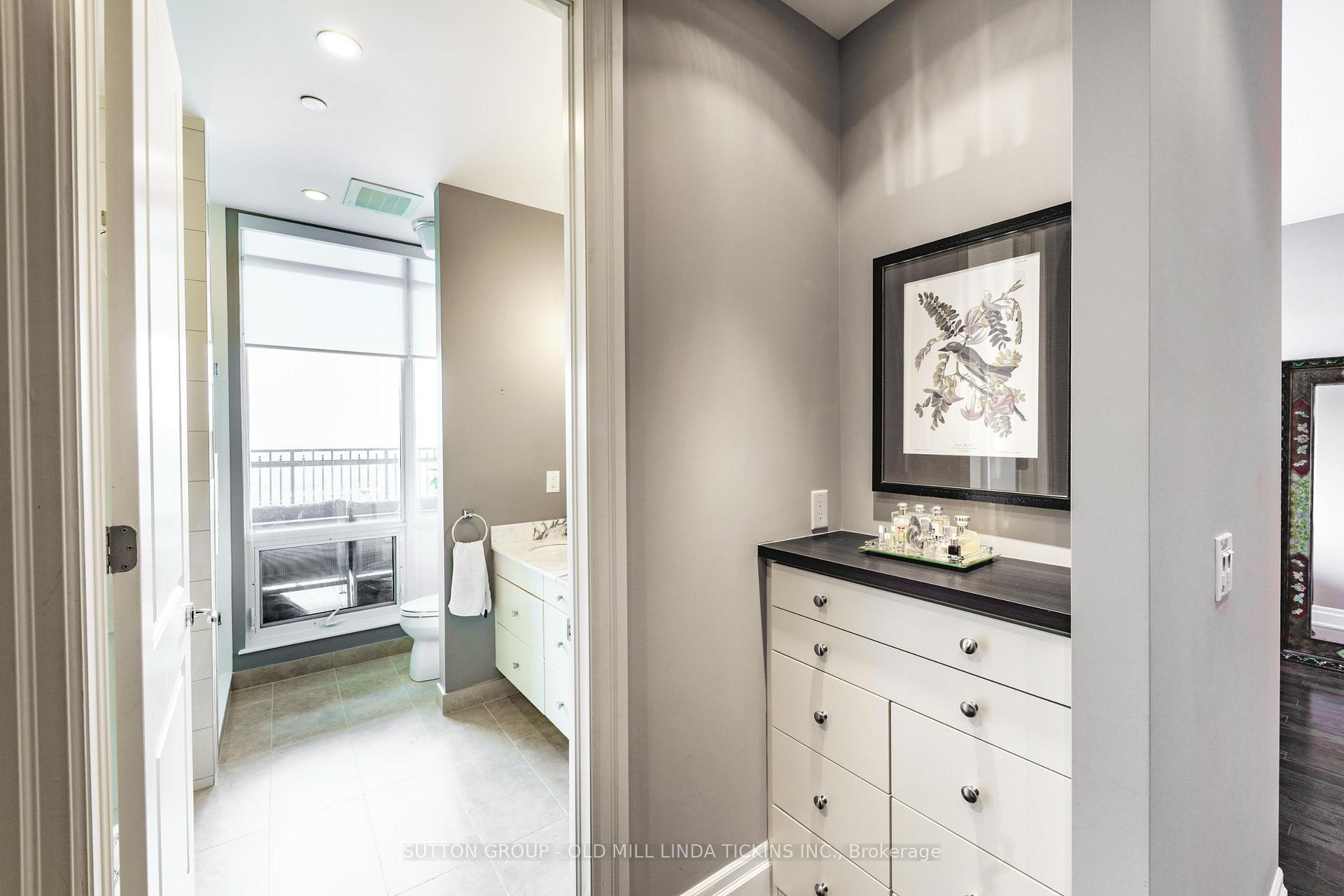 2 Bedrooms Condo at 30 Old Mill, Toronto For sale