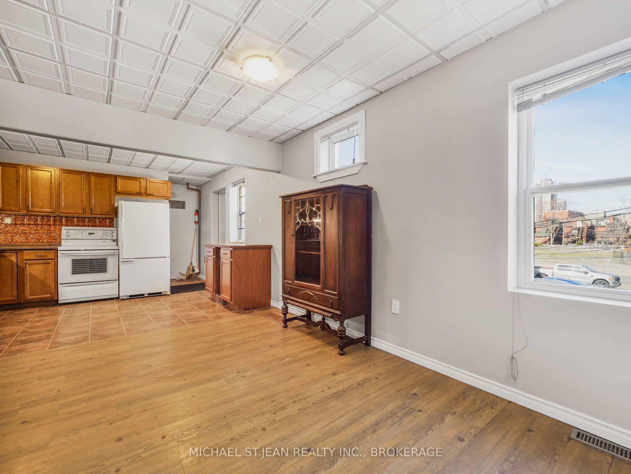 14 Victoria Avenue N