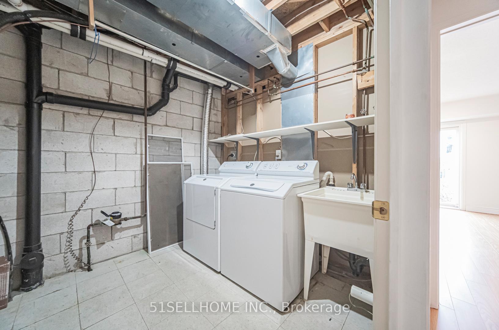 4 Bedrooms Condo at 858 Scollard,  Mississauga For sale