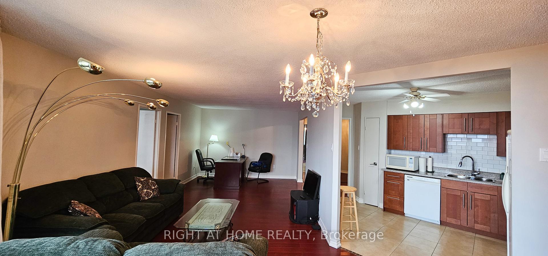 3 Bedrooms Condo at 75 Graydon Hall,  Toronto For sale