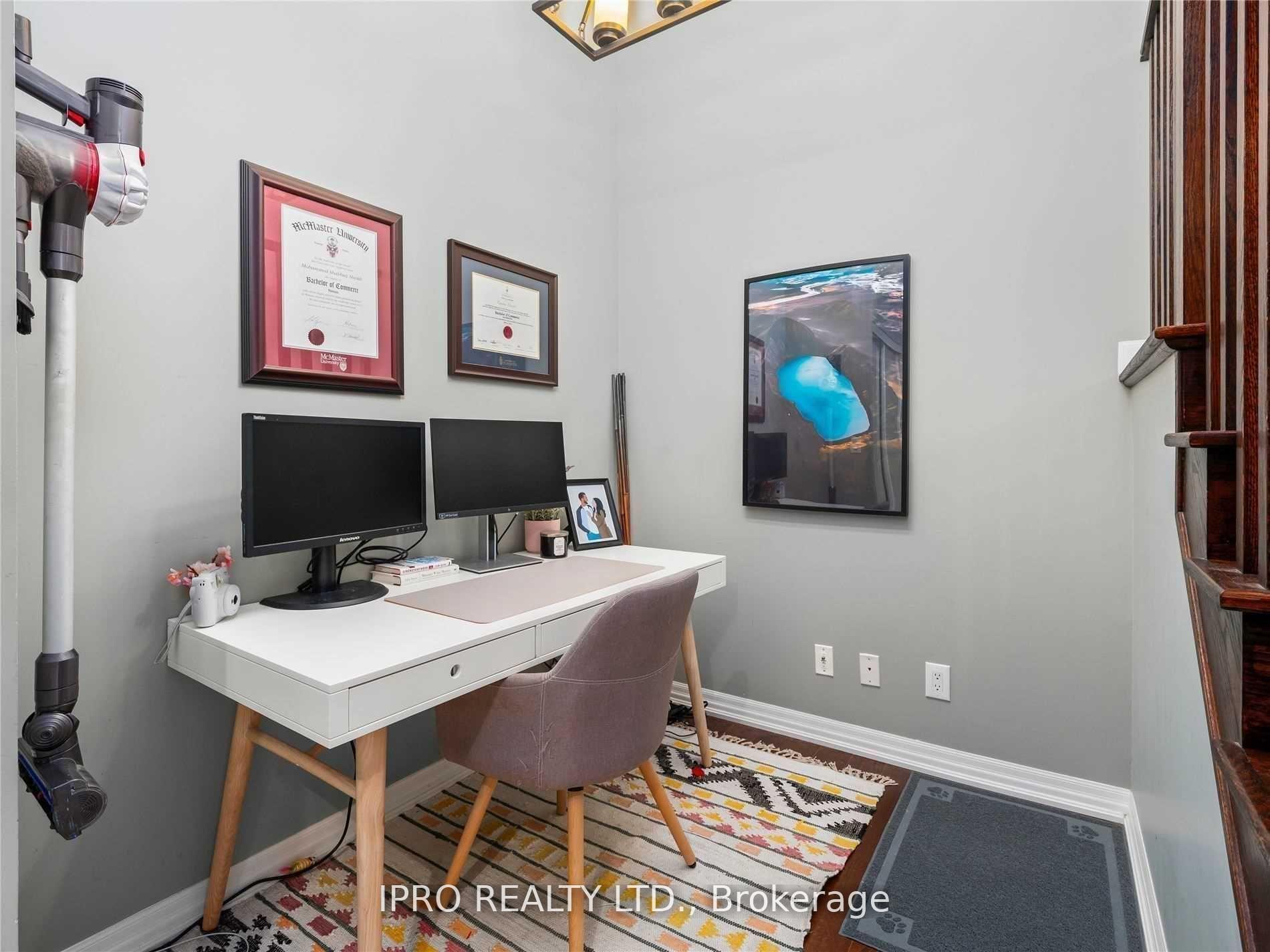 2 Bedrooms Condo at 223 Webb, Mississauga For sale