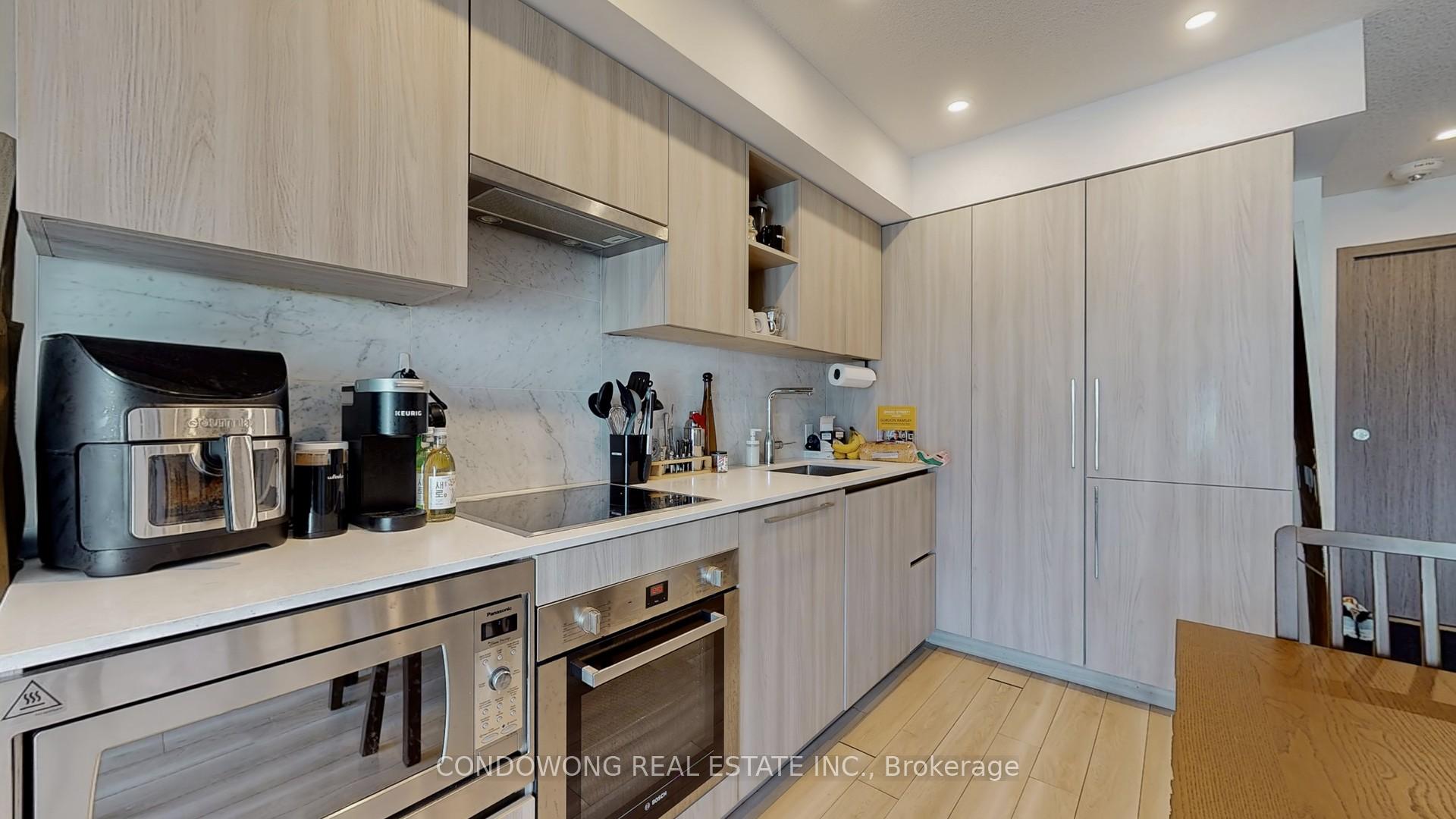 2 Bedrooms Condo at 17 Bathurst, Toronto For sale
