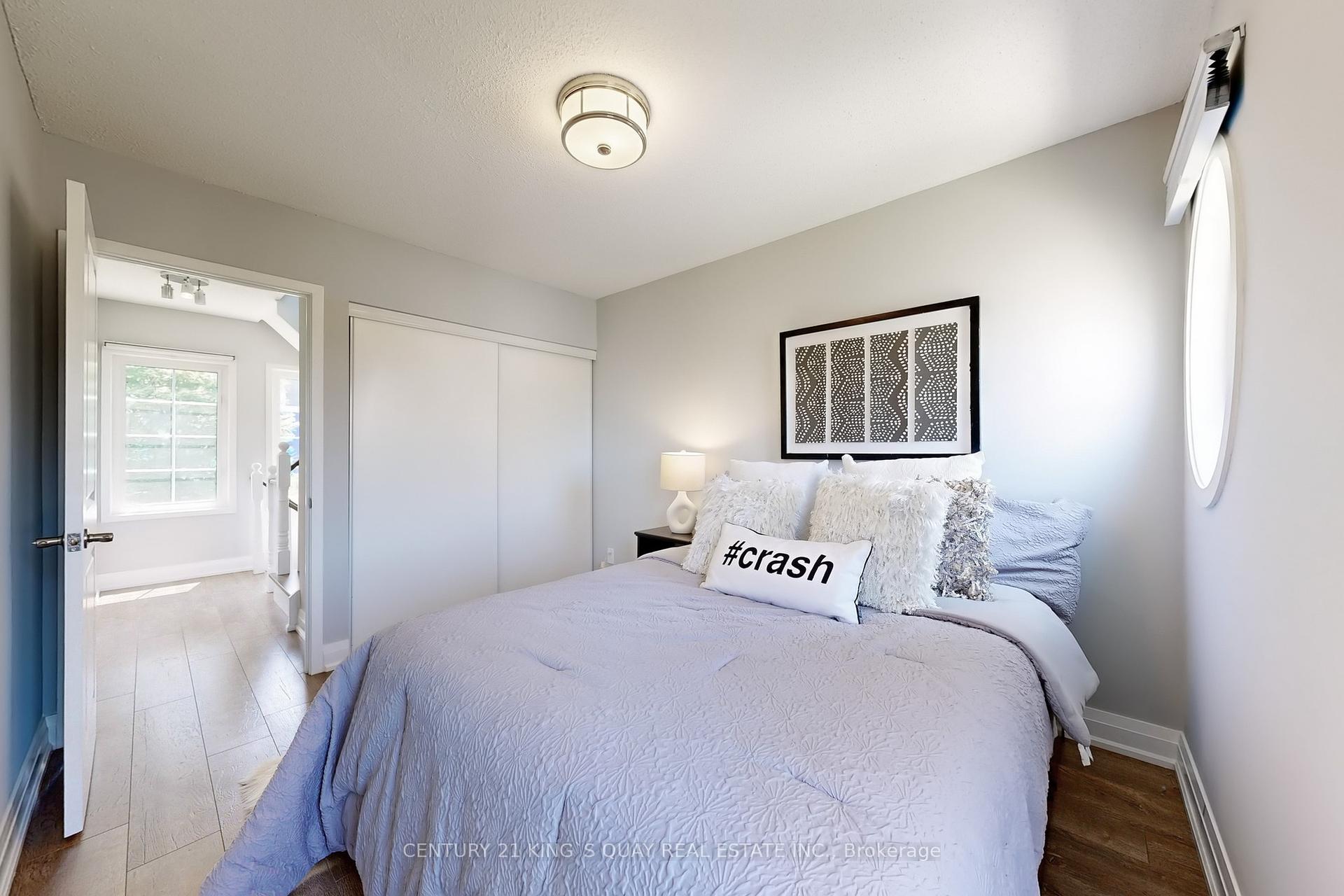 2 Bedrooms Condo at 9 Windermere, Toronto For sale