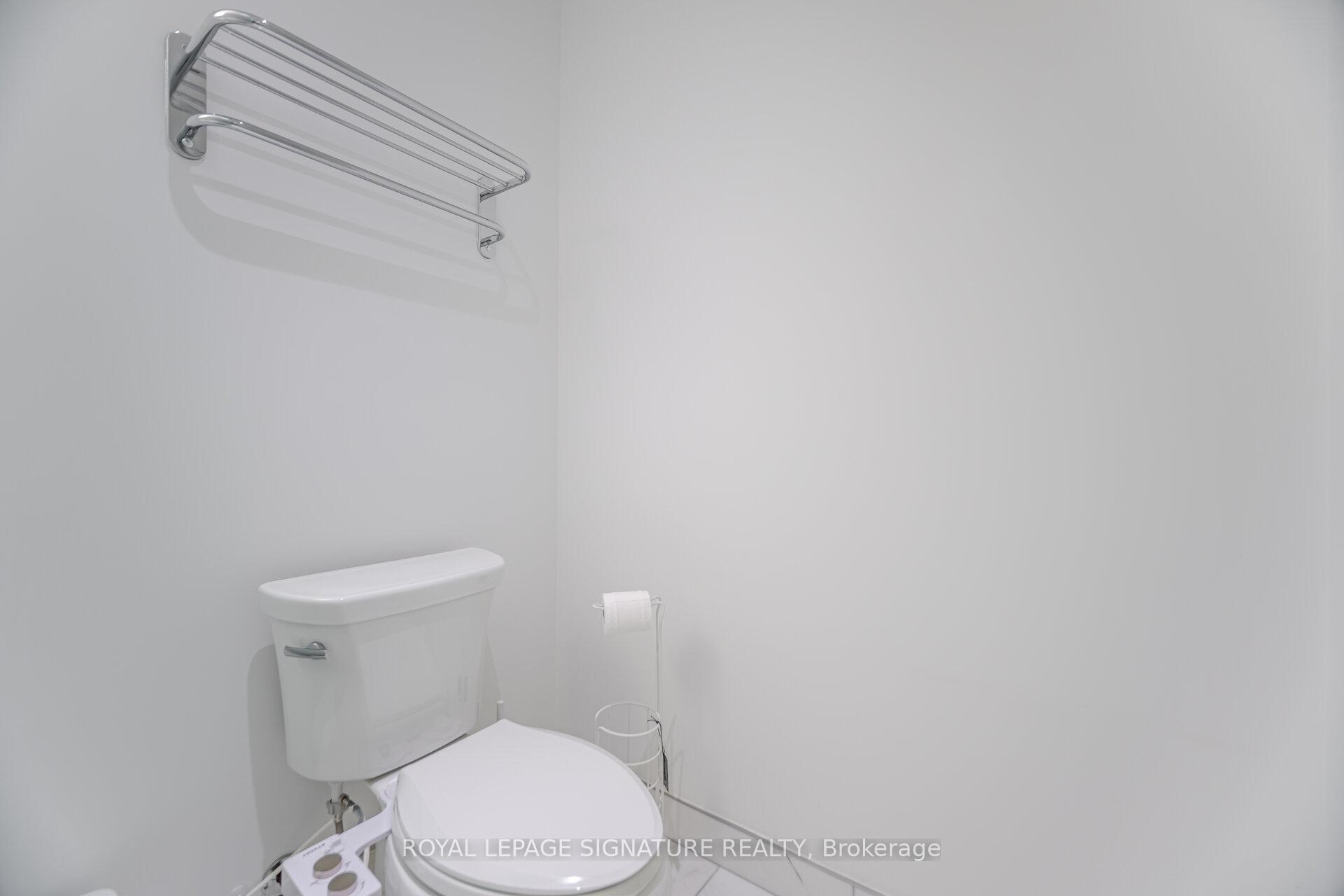 2 Bedrooms Condo at 170 Avenue, Toronto For sale