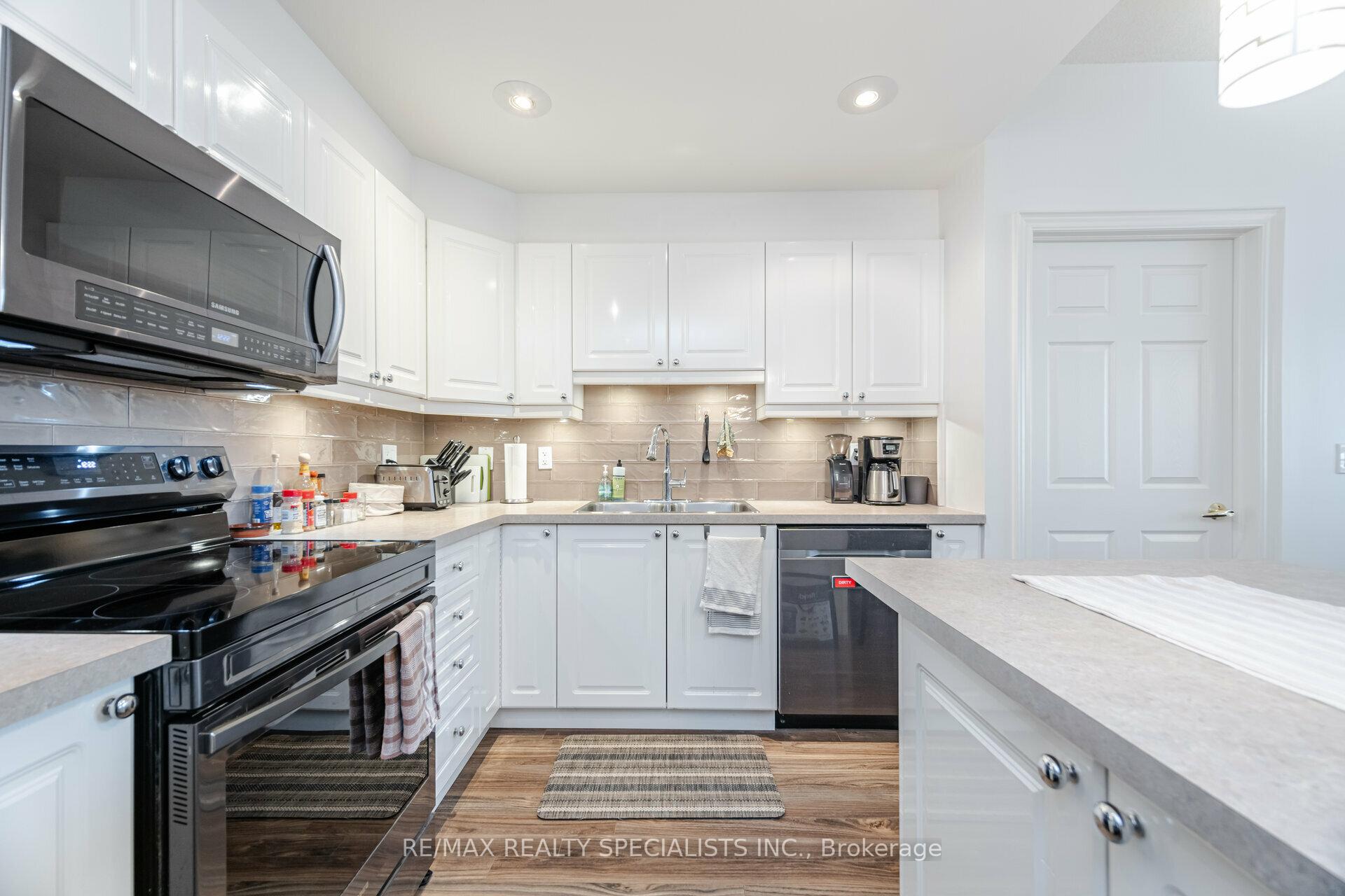 3 Bedrooms Condo at 399 Elizabeth, Burlington For sale
