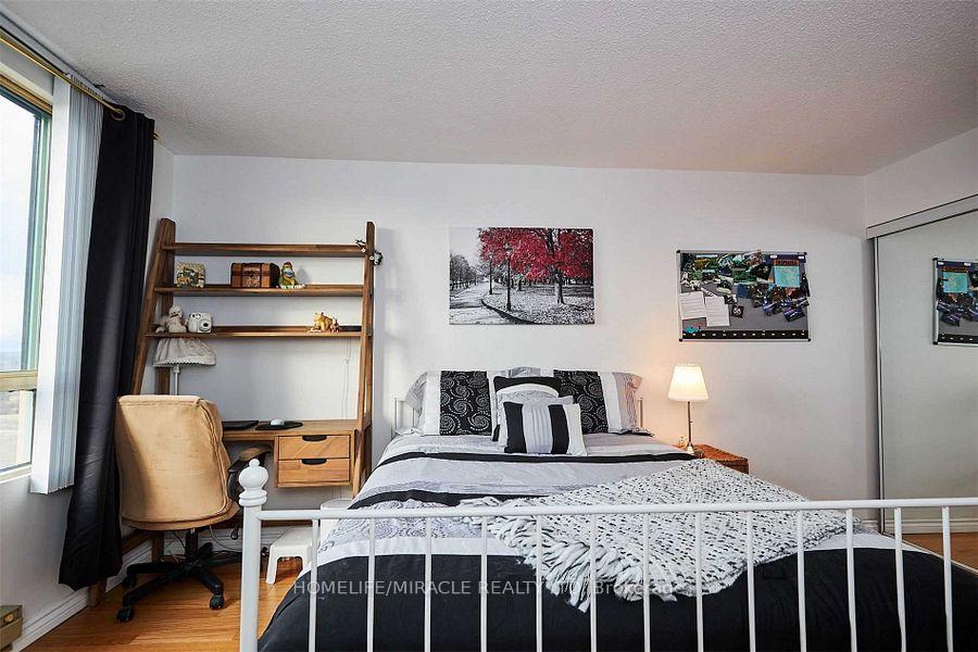 2 Bedrooms Condo at 41 Markbrook, Toronto For sale