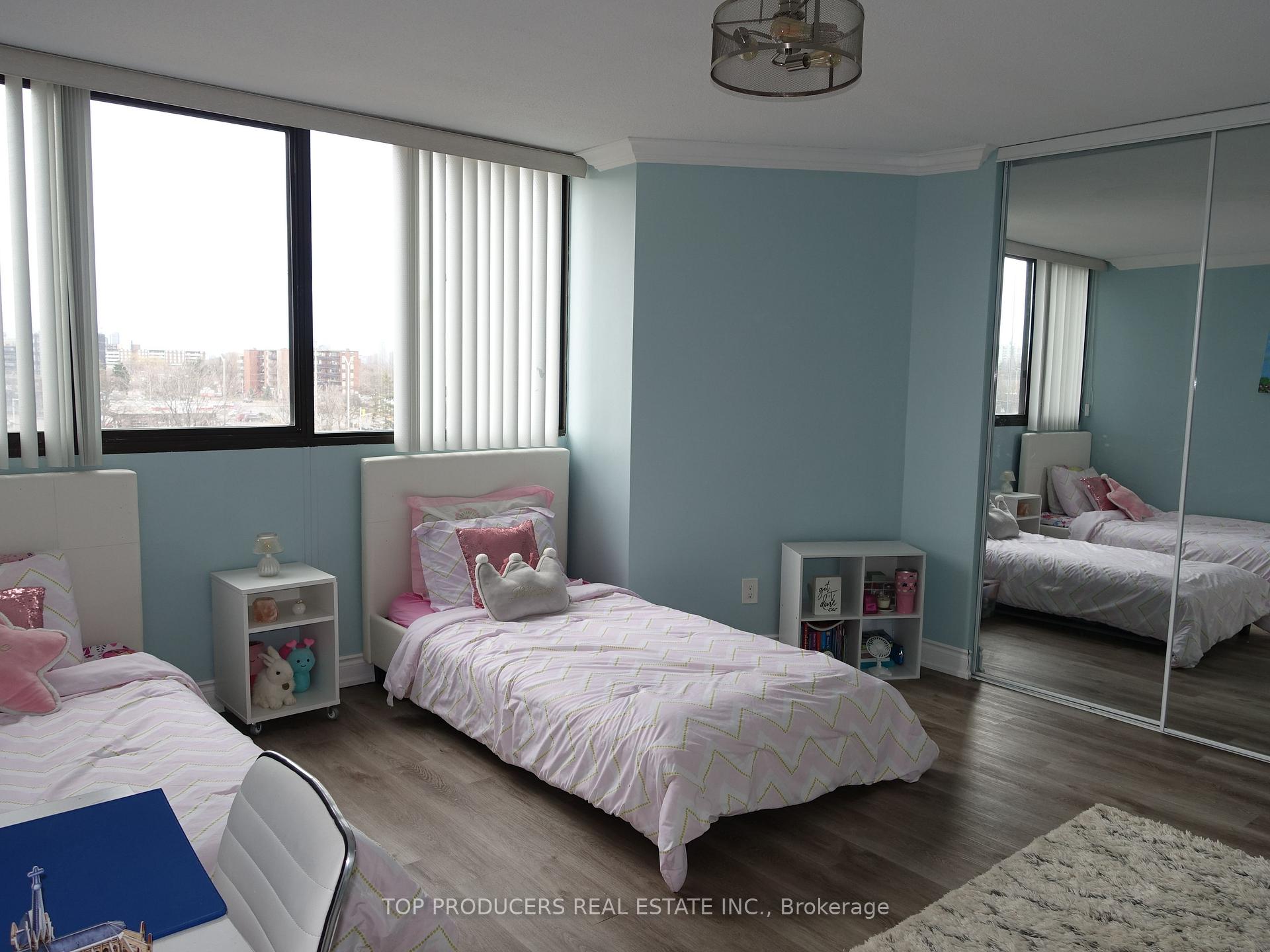 2 Bedrooms Condo at 1333 Bloor,  Mississauga For sale