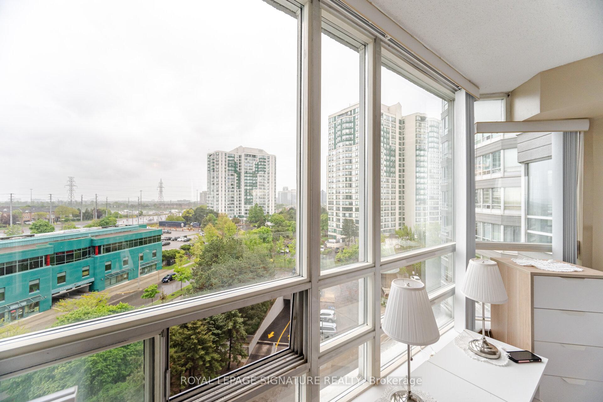 3 Bedrooms Condo at 50 Kingsbridge Garden, Mississauga For sale