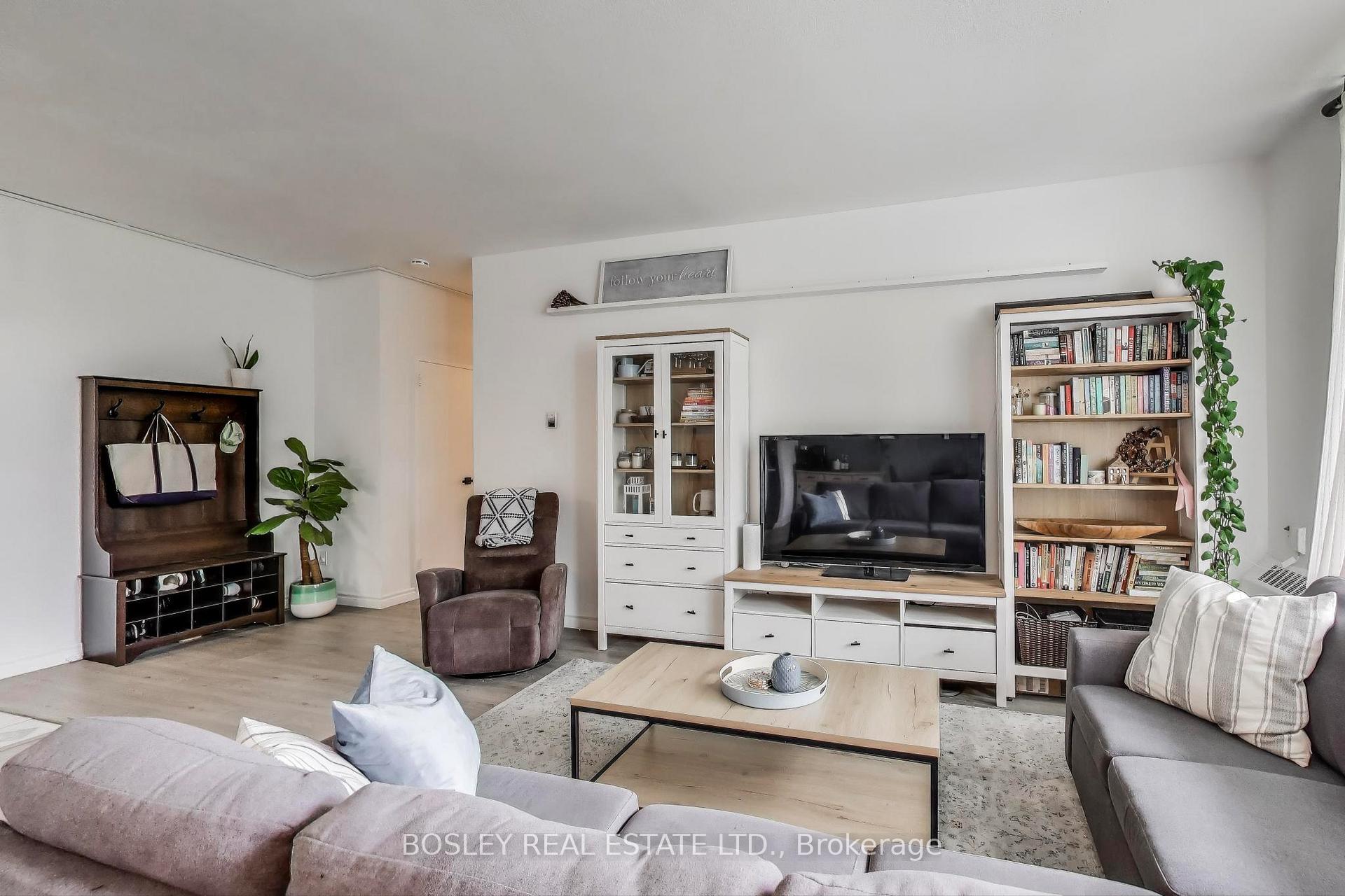 2 Bedrooms Condo at 10 Parkway Forest, Toronto For sale