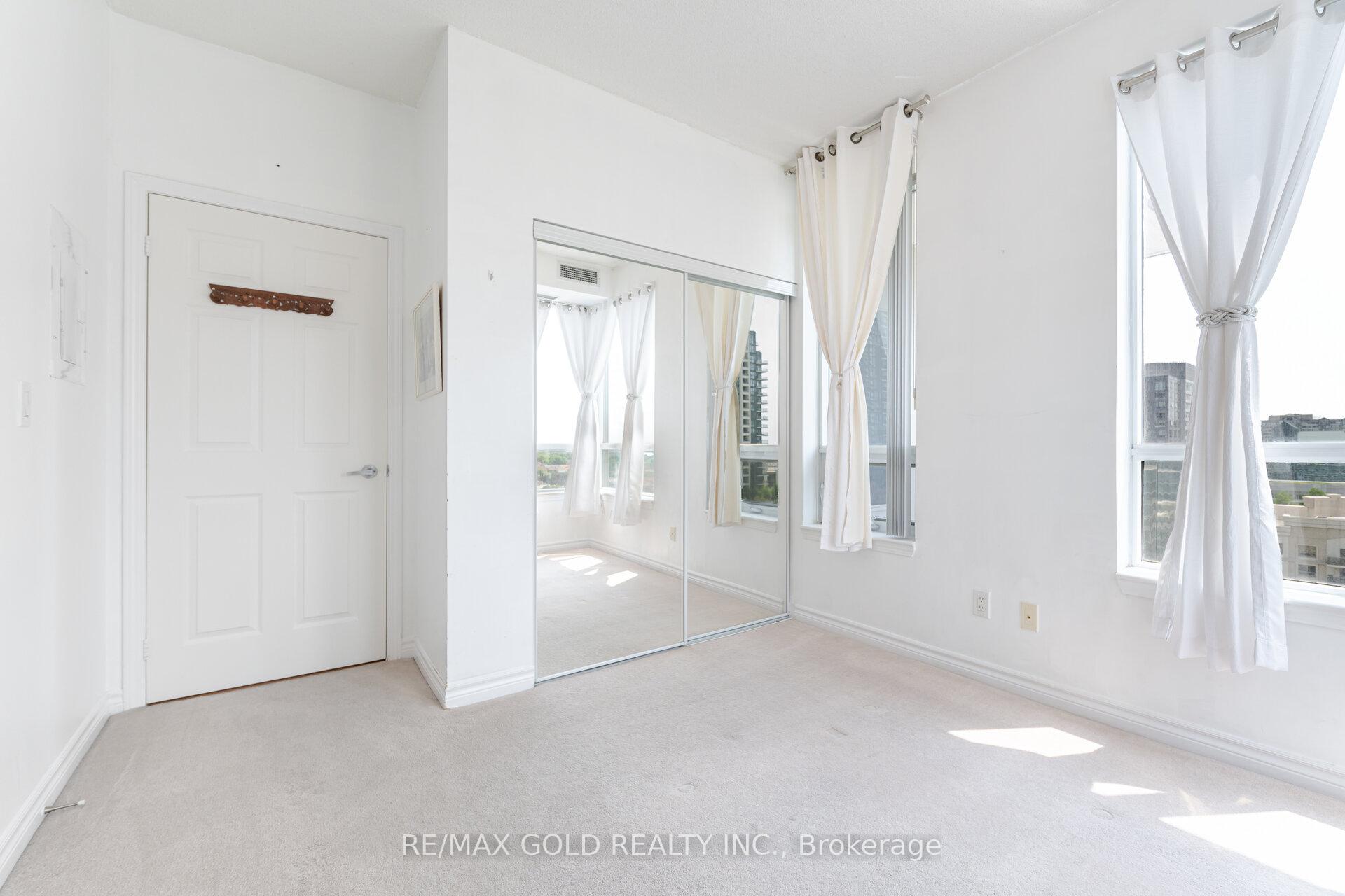 3 Bedrooms Condo at 388 Prince Of Wales, Mississauga For sale