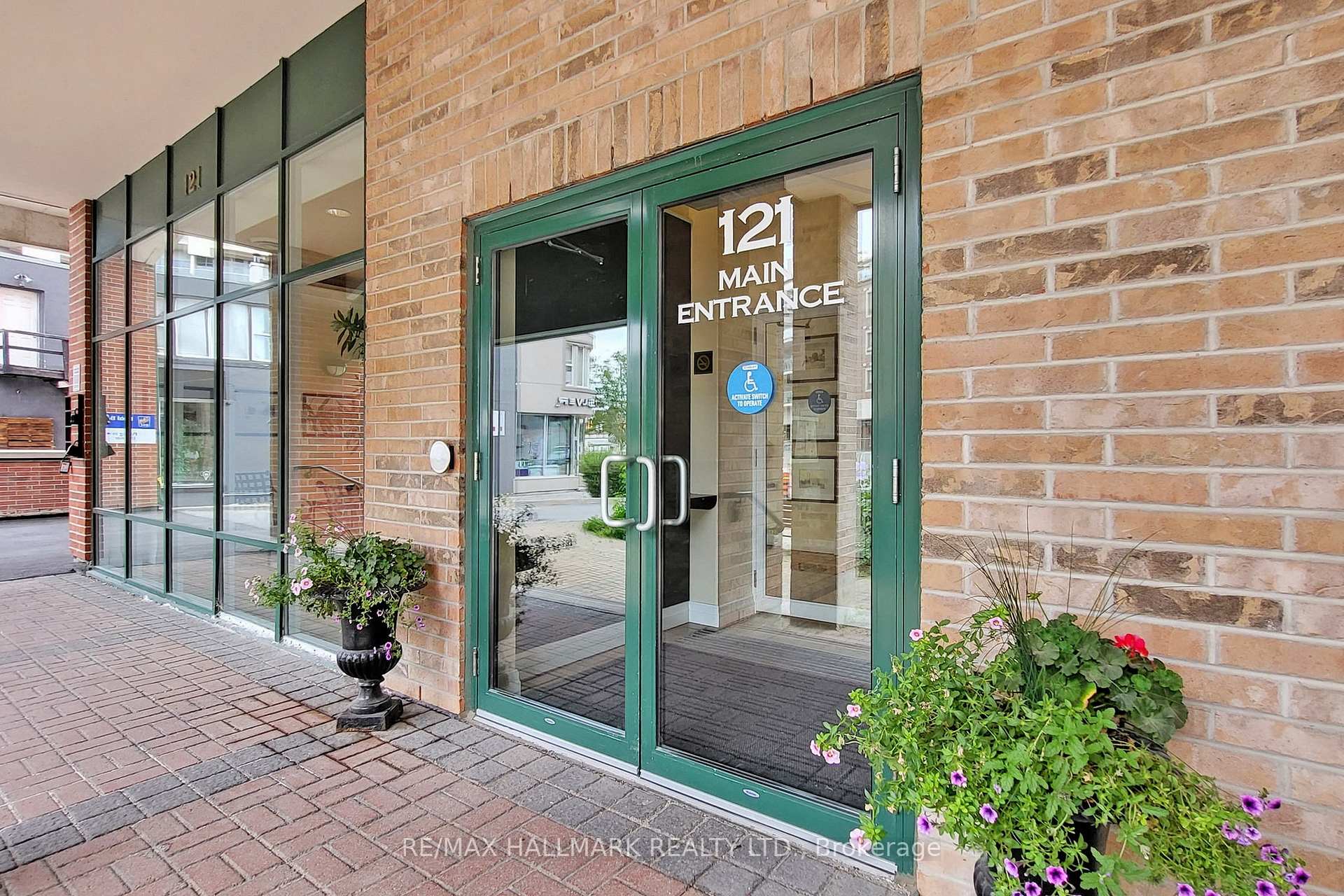 3 Bedrooms Condo at 121 Woodbridge, Vaughan For sale