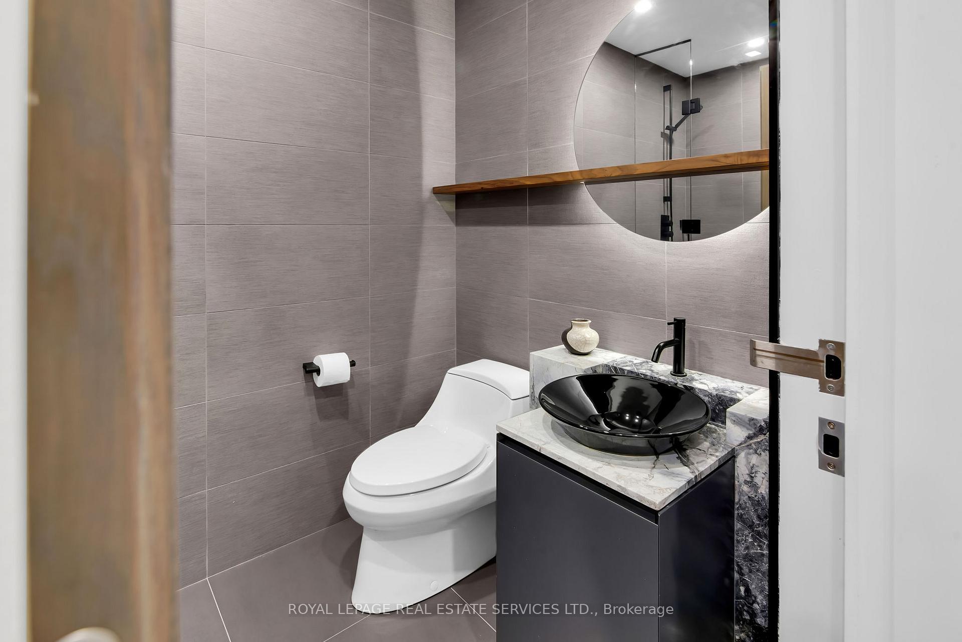 2 Bedrooms Condo at 38 Avenue, Toronto For sale