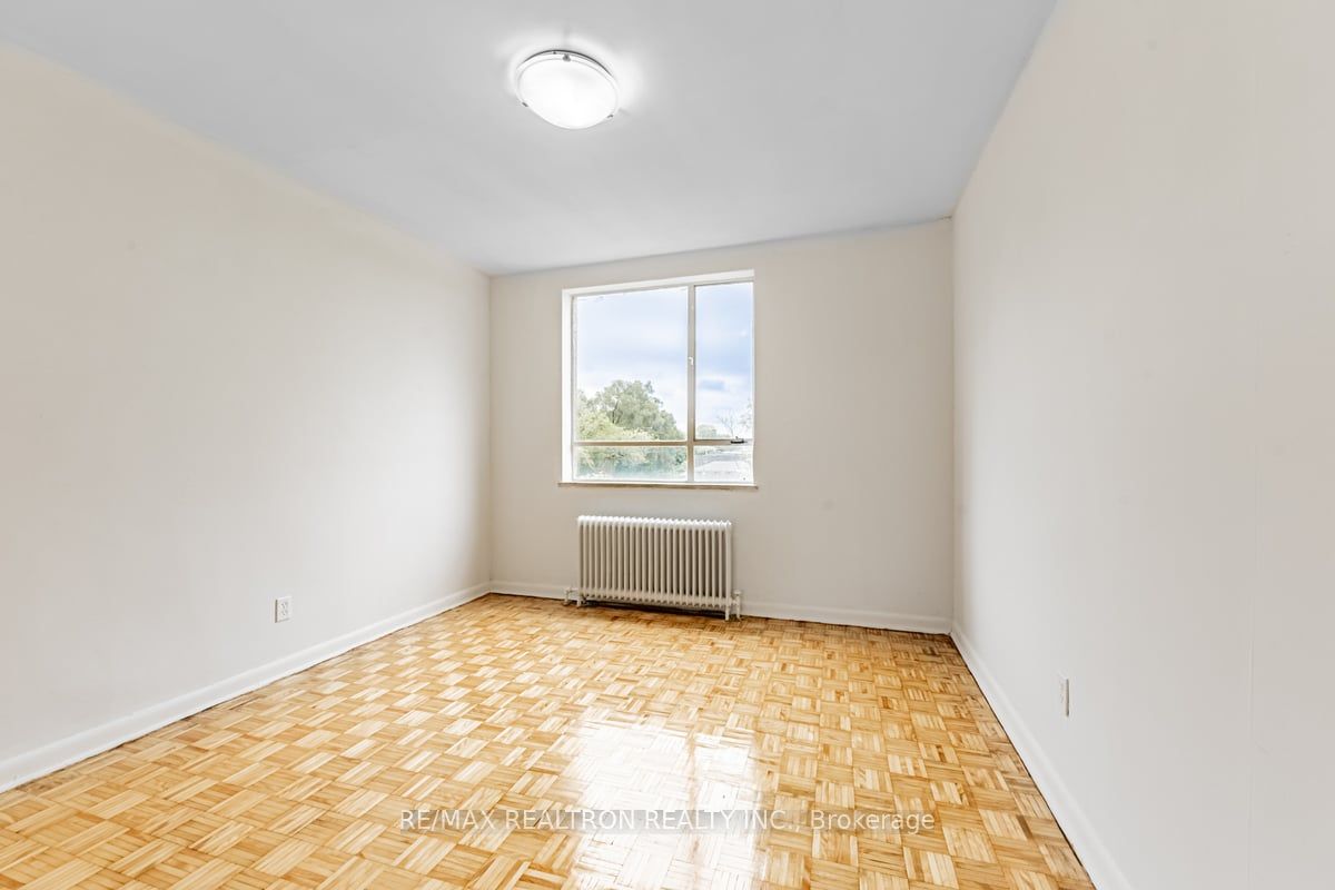 2895 Bathurst Street, #107