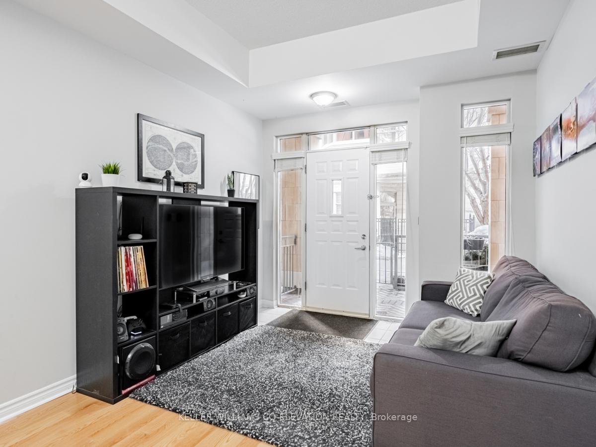 2 Bedrooms Condo at 330 Princess Royal, Mississauga For sale