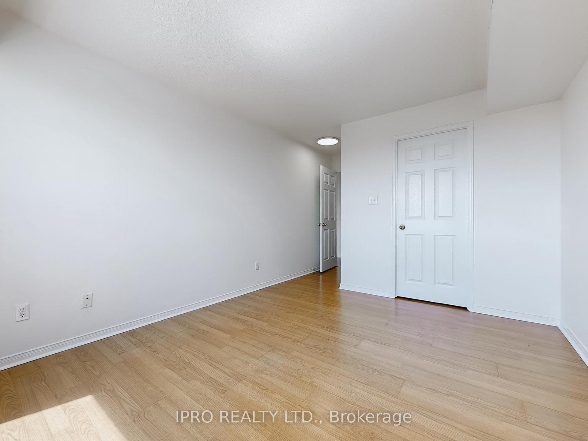 2 Bedrooms Condo at 32 Tannery, Mississauga For sale