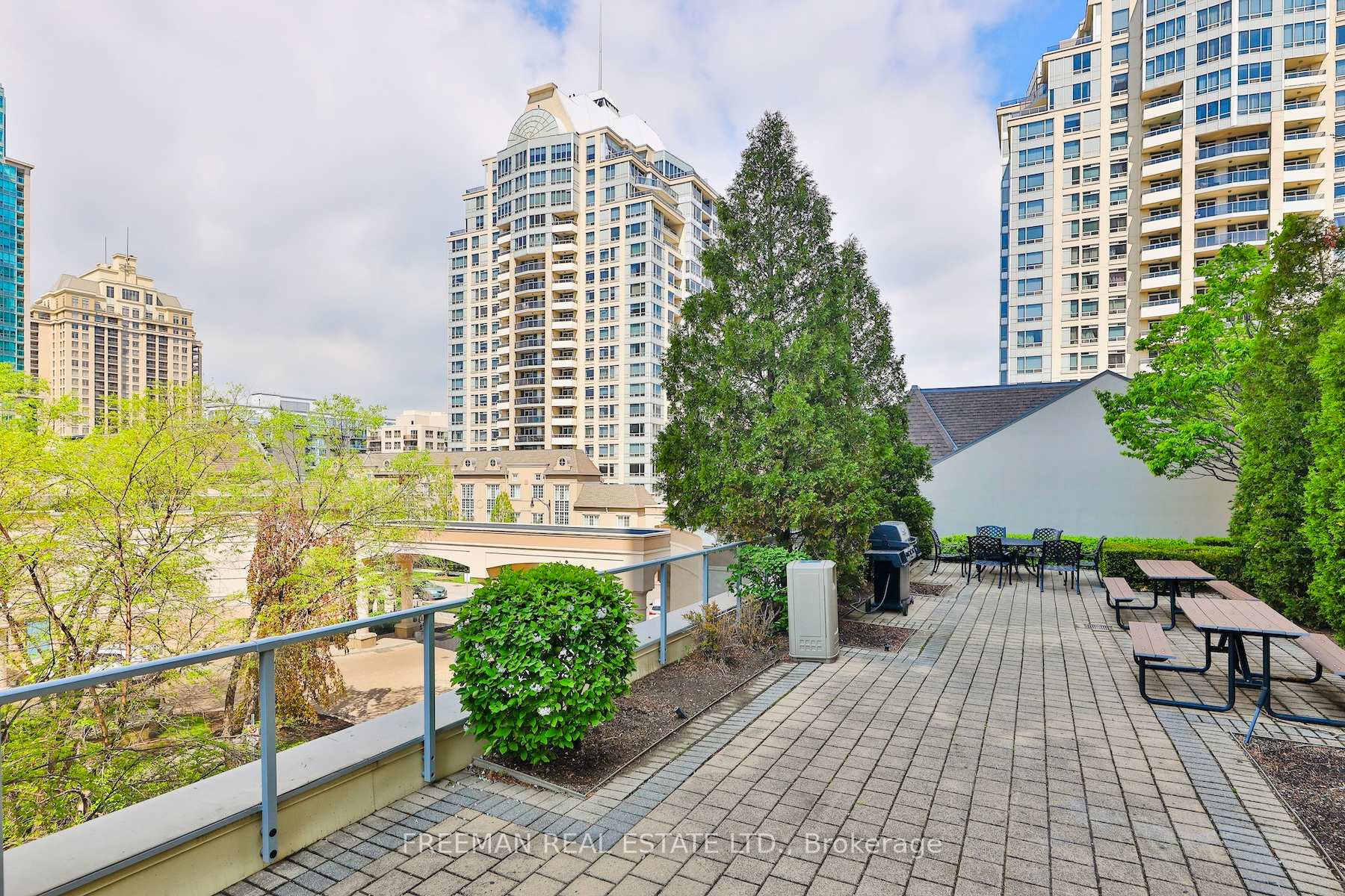 1 Bedroom Condo at 3 Rean Dr, Toronto For sale