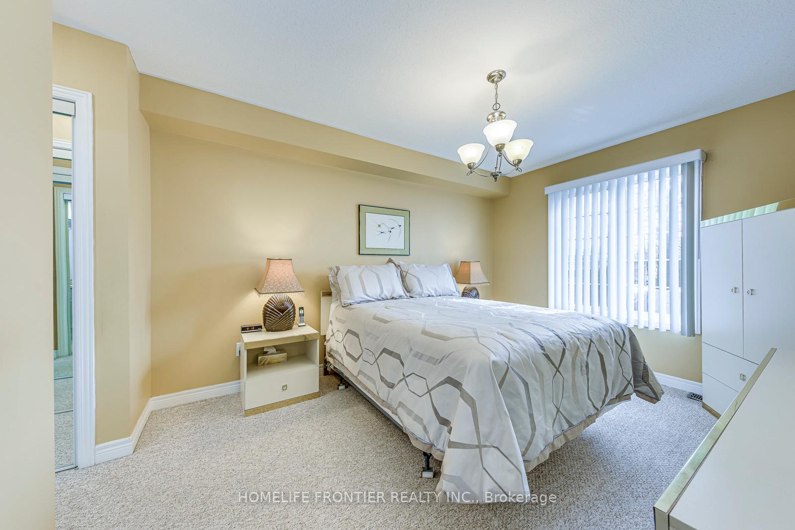 4 Bedrooms Condo at 90 Oakhampton,  Hamilton For sale