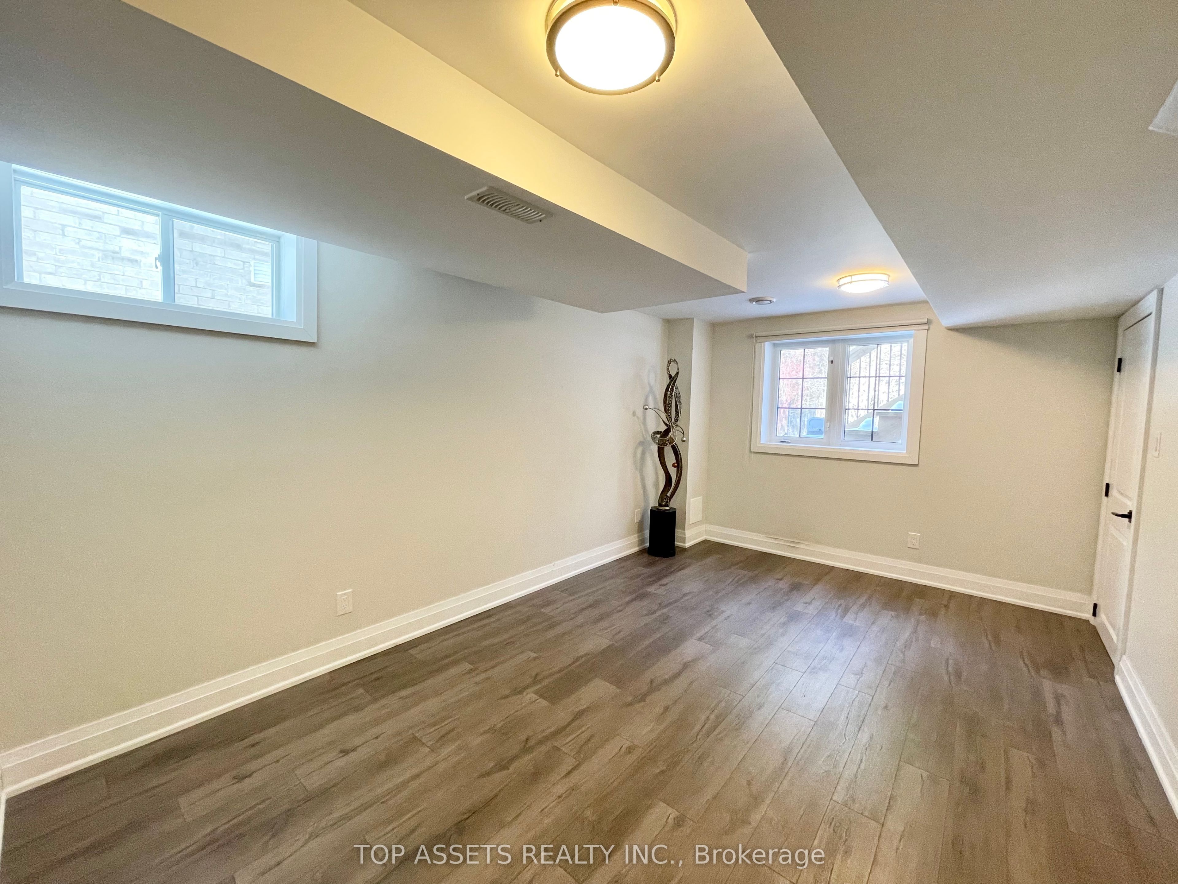 32 Headwater Crescent