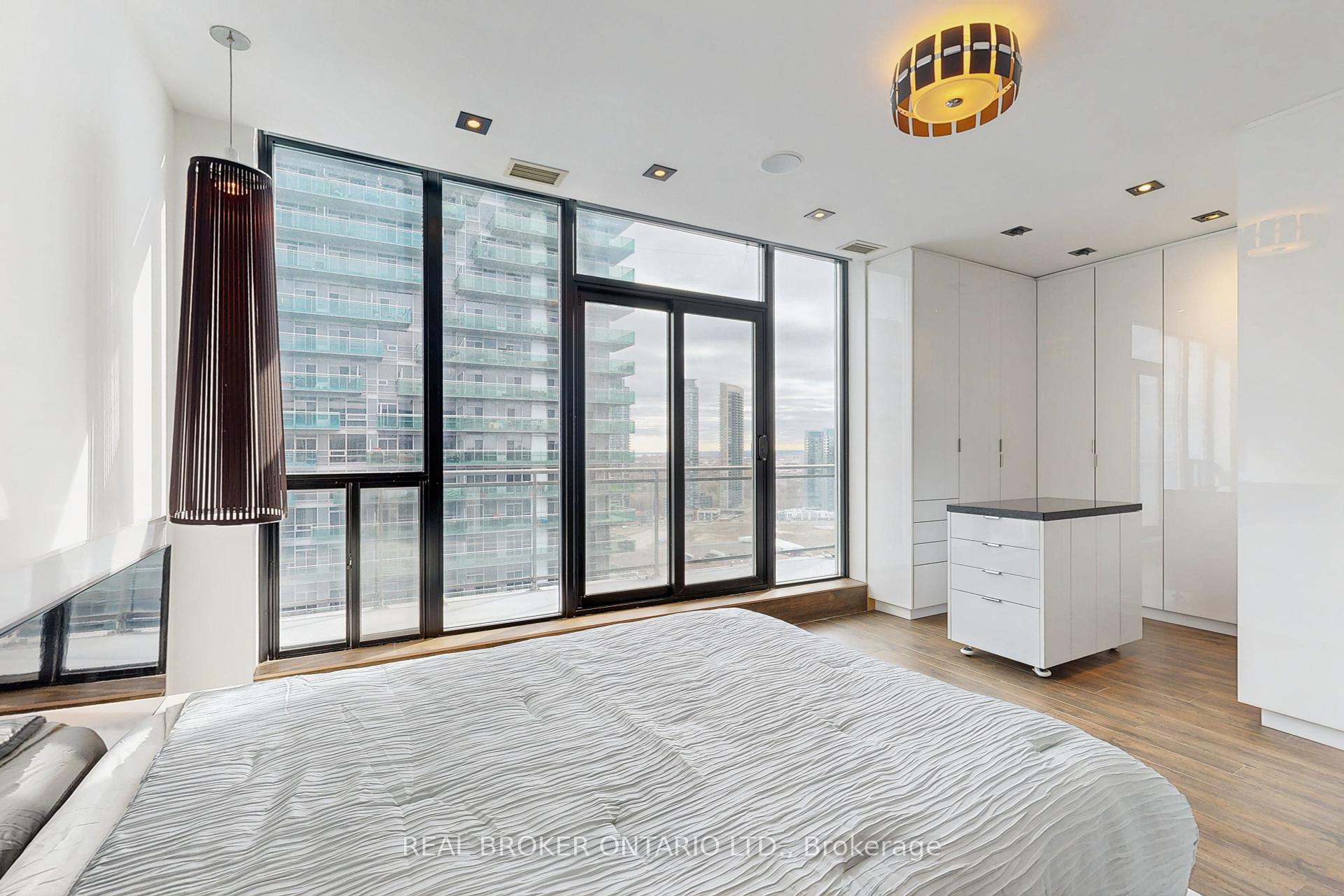2 Bedrooms Condo at 2121 Lakeshore,  Toronto For sale