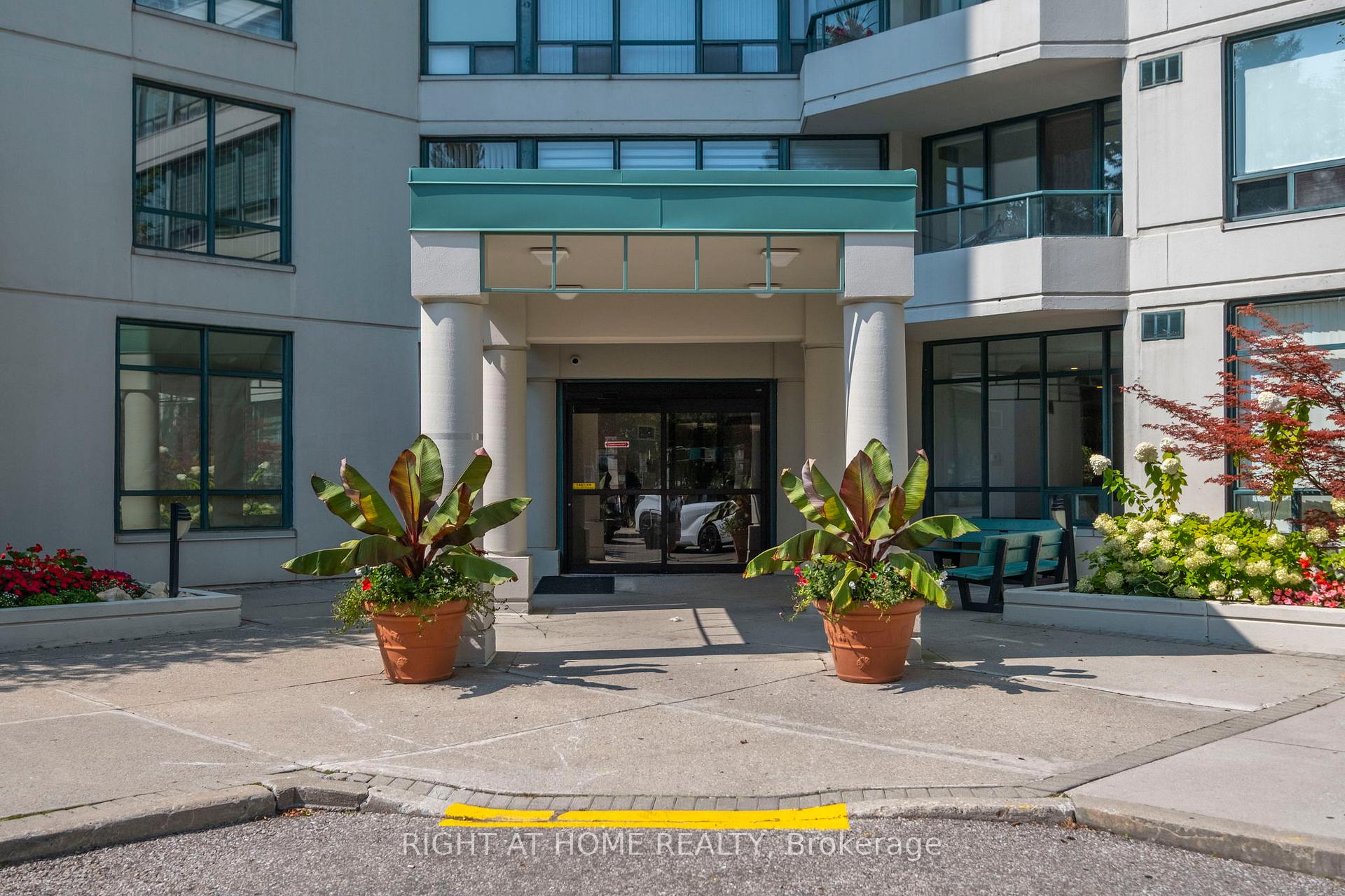 3 Bedrooms Condo at 120 Promenade,  Vaughan For sale