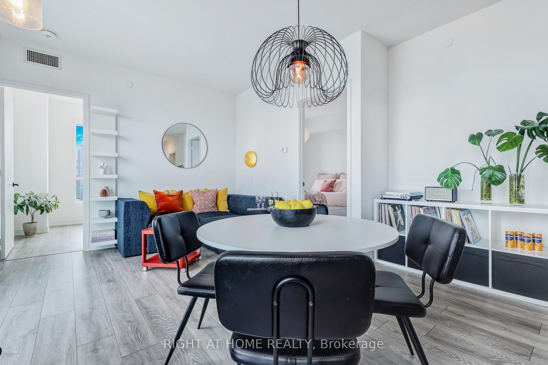 3 Bedrooms Condo at 108 Peter, Toronto For sale