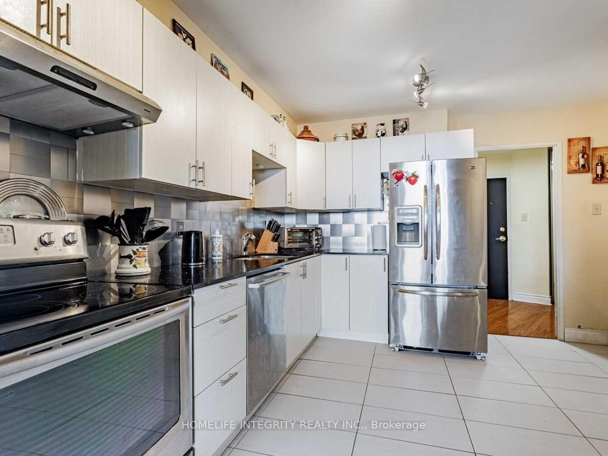 3 Bedrooms Condo at 150 Neptune, Toronto For sale