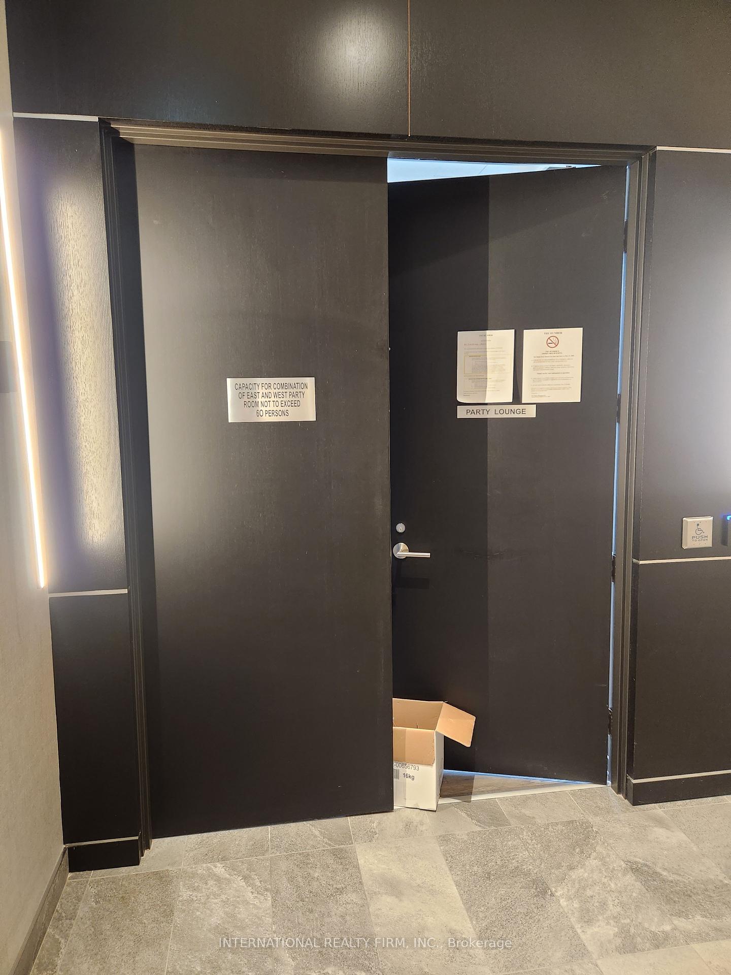 2 Bedrooms Condo at 10 Wilby, Toronto For sale