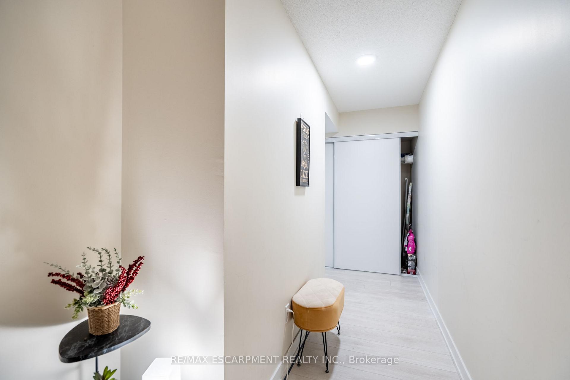 2 Bedrooms Condo at 1119 COOKE, Burlington For sale