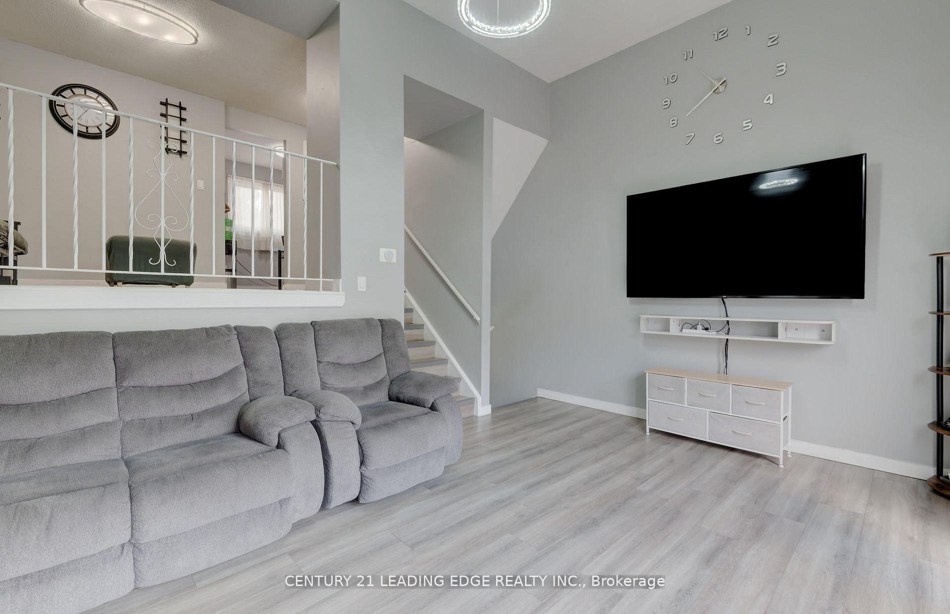 3 Bedrooms Condo at 11 Harrisford, Hamilton For sale