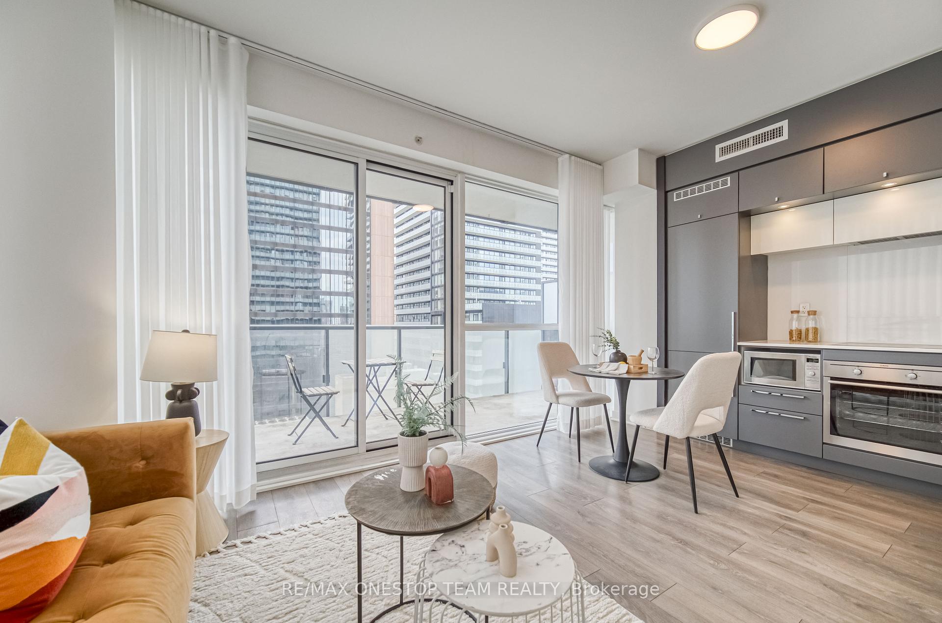 1 Bedroom Condo at 15 Grenville, Toronto For sale