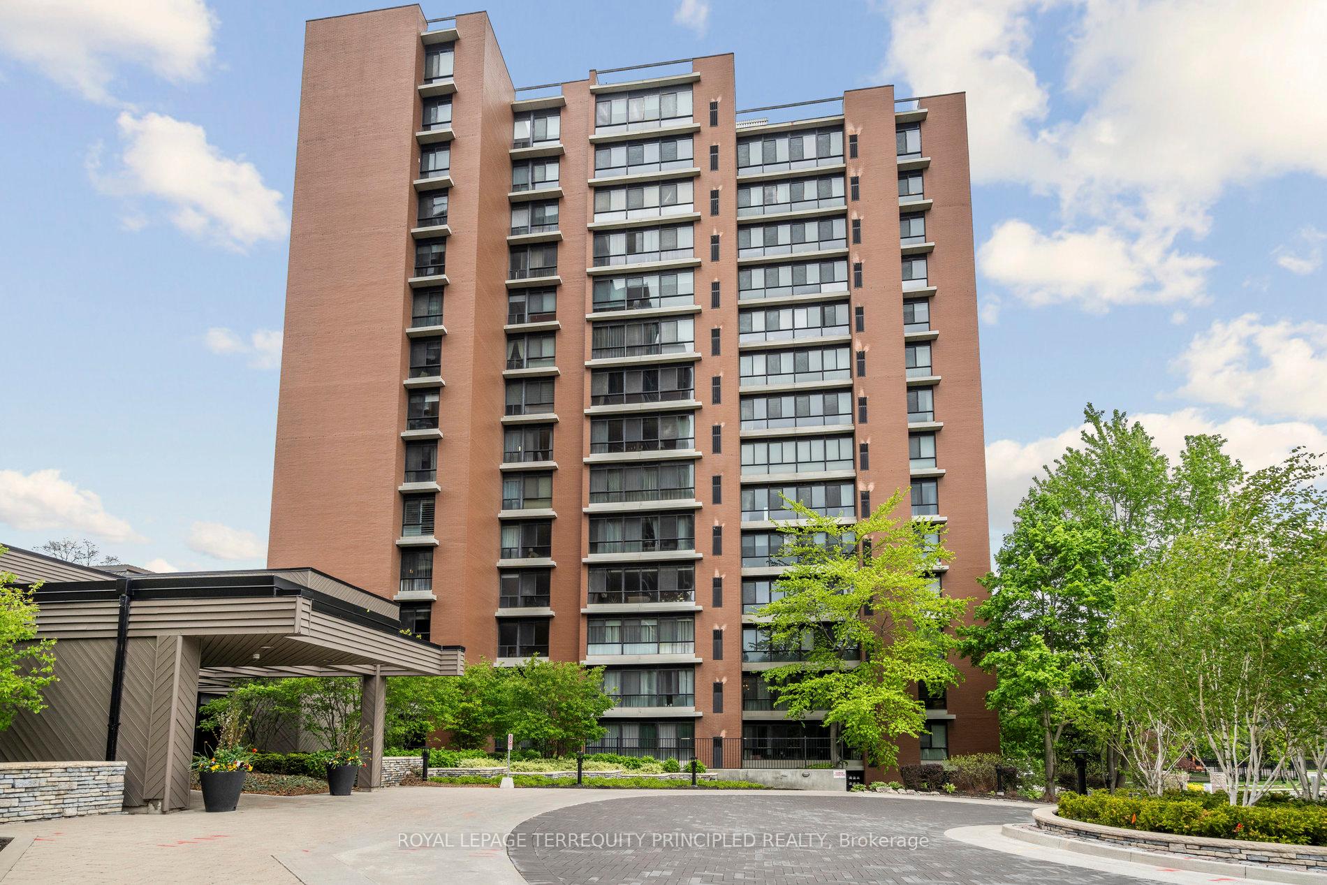 3 Bedrooms Condo at 1400 Dixie, Mississauga For sale
