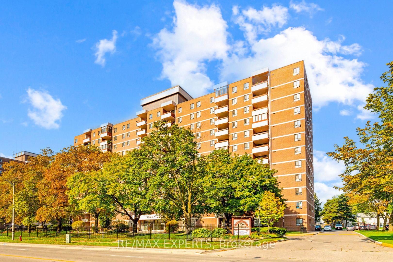 3 Bedrooms Condo at 1625 Bloor, Mississauga For sale