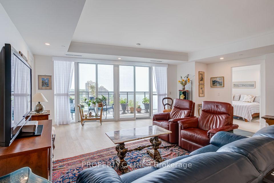 2060 Lakeshore