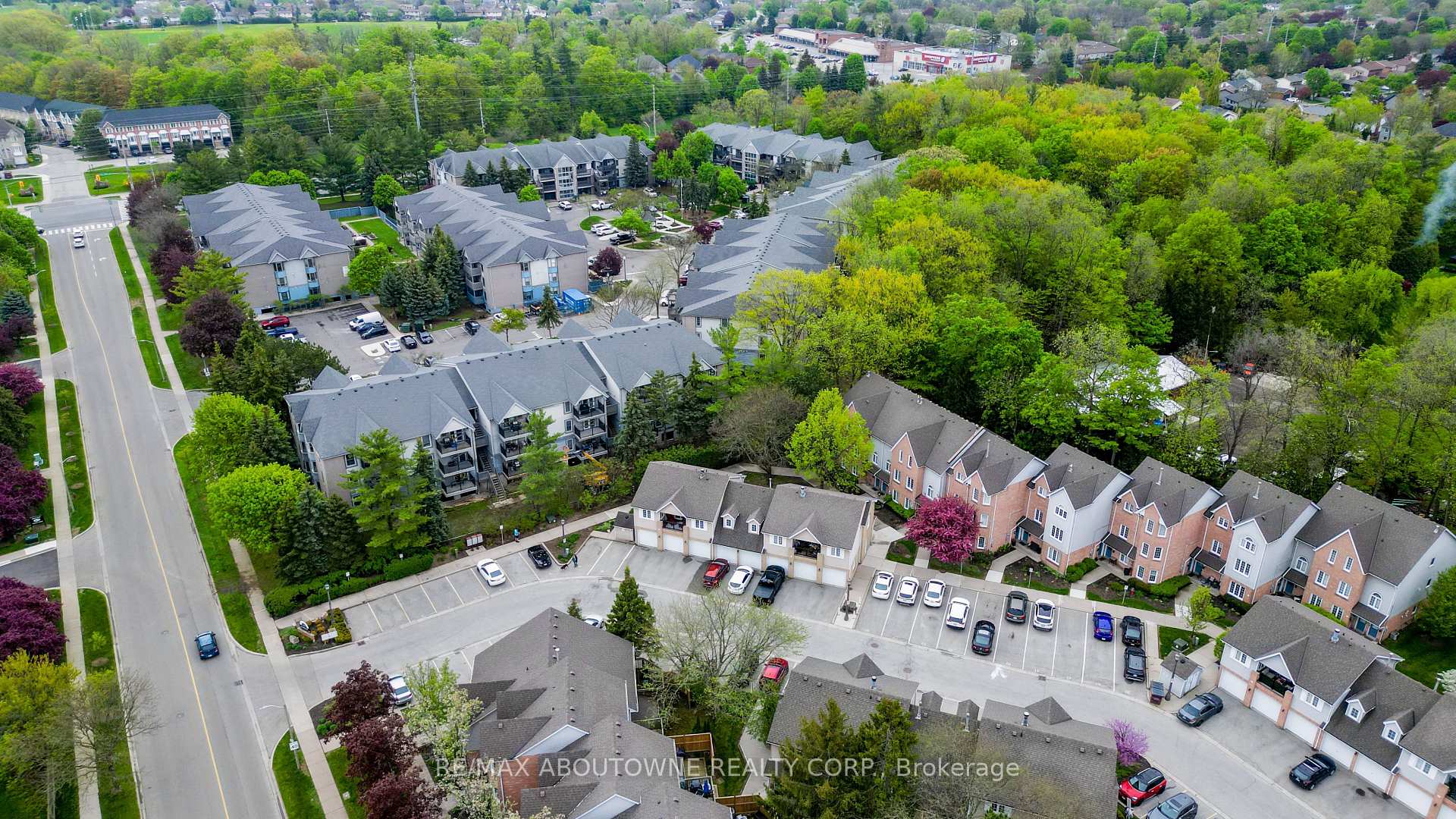 2 Bedrooms Condo at 2110 Cleaver, Burlington For sale